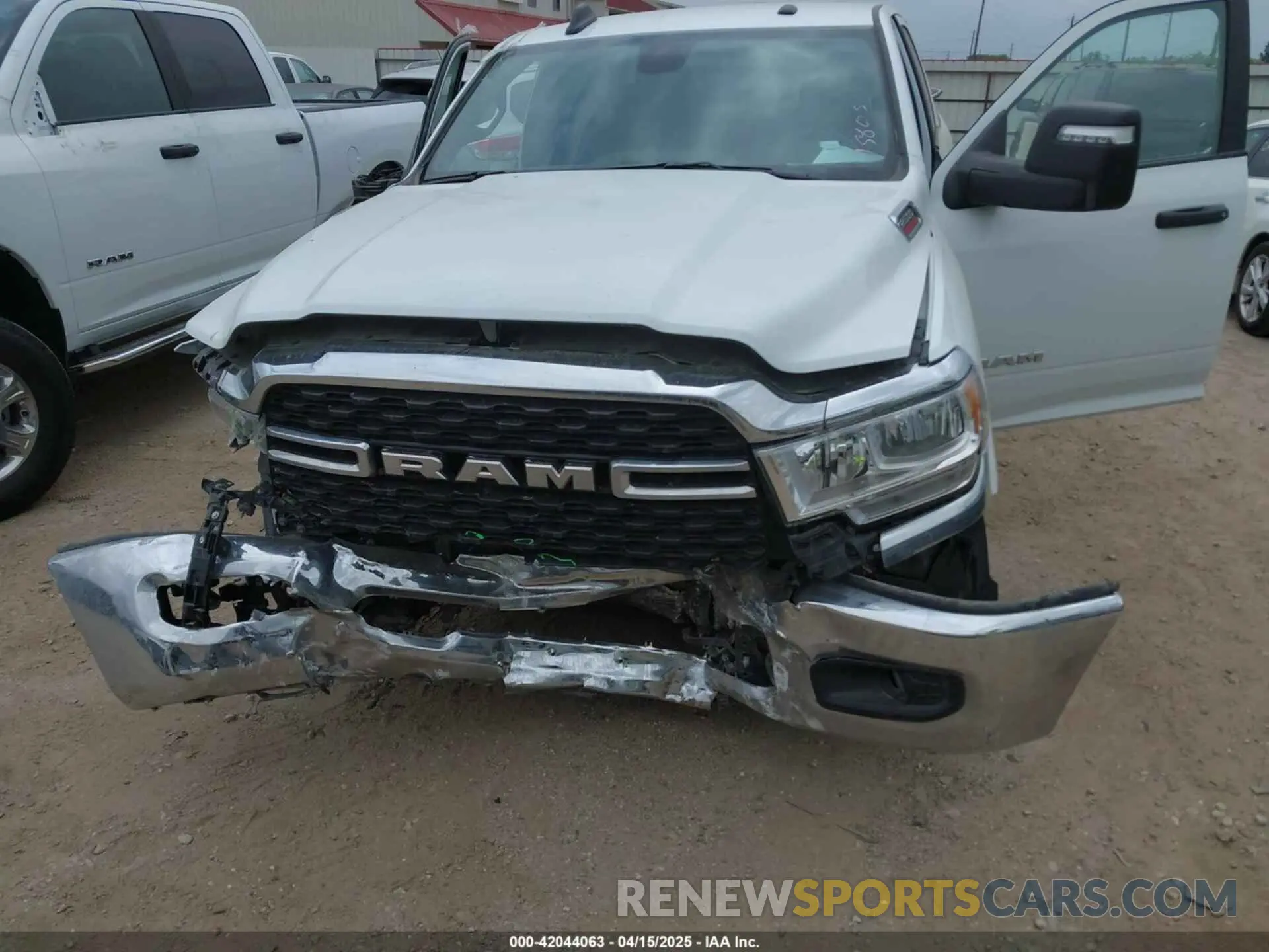 12 fotografías del automóvil dañado 3C6UR5DL2RG285616 RAM 2500 2024
