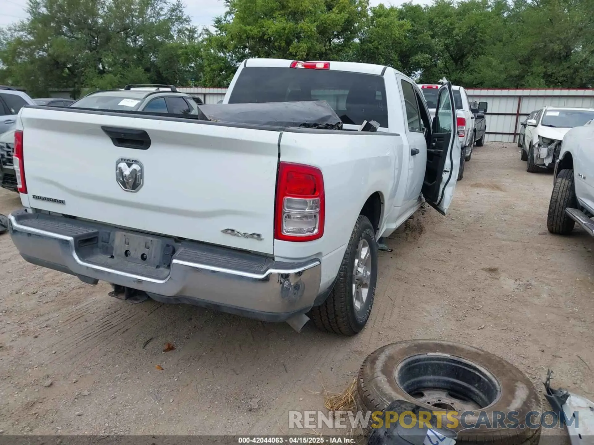 4 fotografías del automóvil dañado 3C6UR5DL2RG285616 RAM 2500 2024
