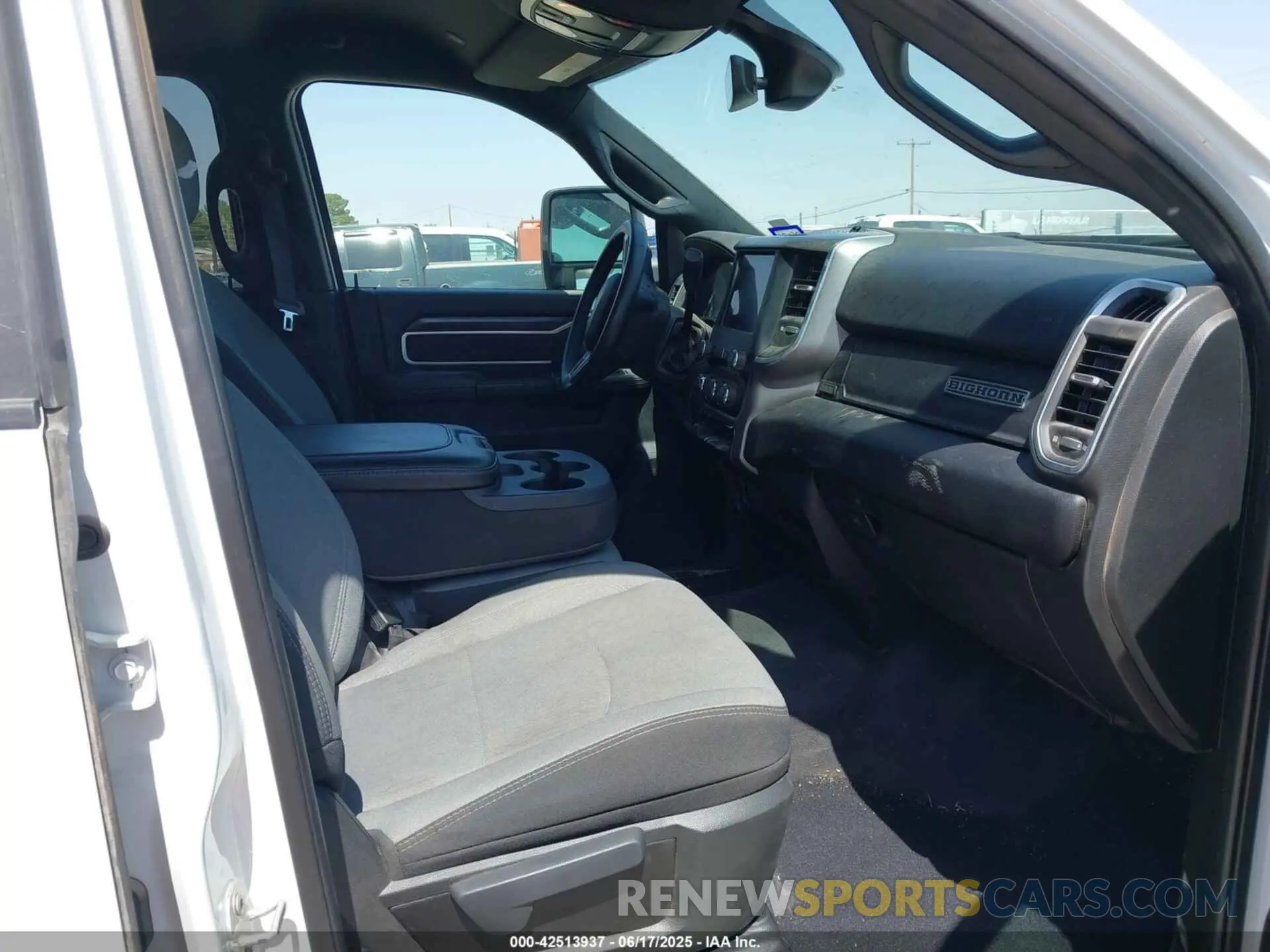 5 fotografías del automóvil dañado 3C6UR5DL2RG339979 RAM 2500 2024