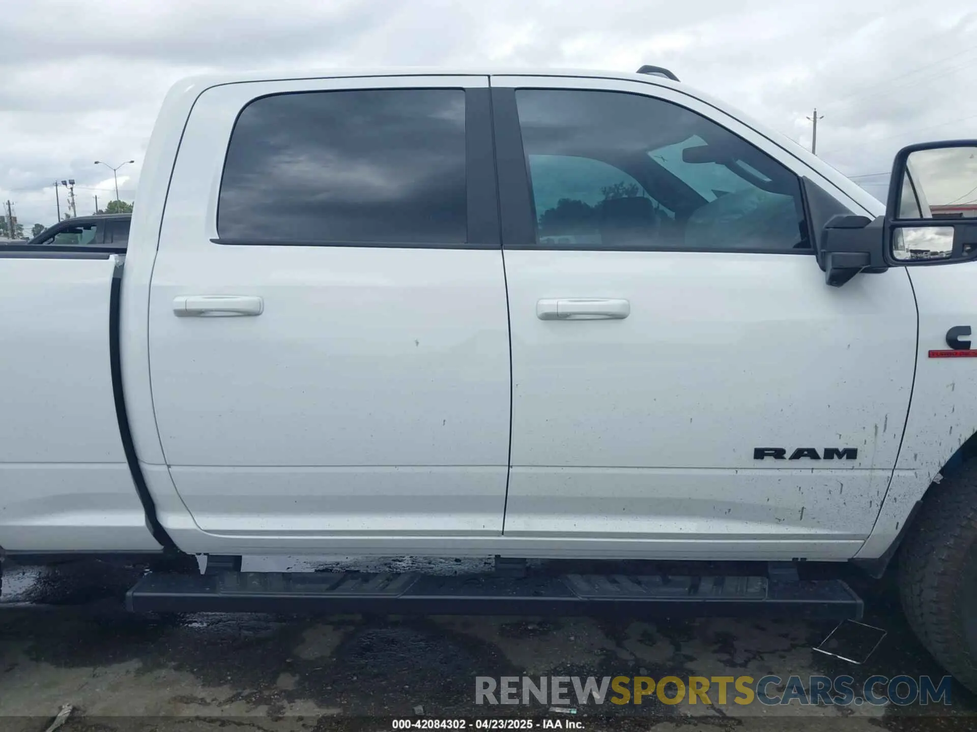 12 fotografías del automóvil dañado 3C6UR5DL2RG378362 RAM 2500 2024