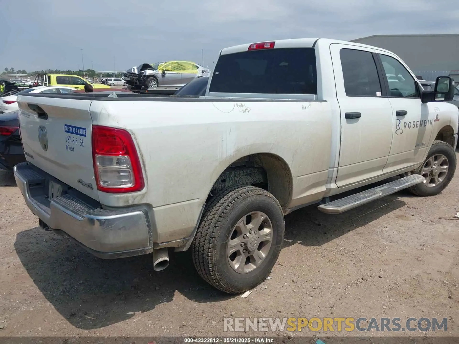 4 fotografías del automóvil dañado 3C6UR5DL6RG157864 RAM 2500 2024