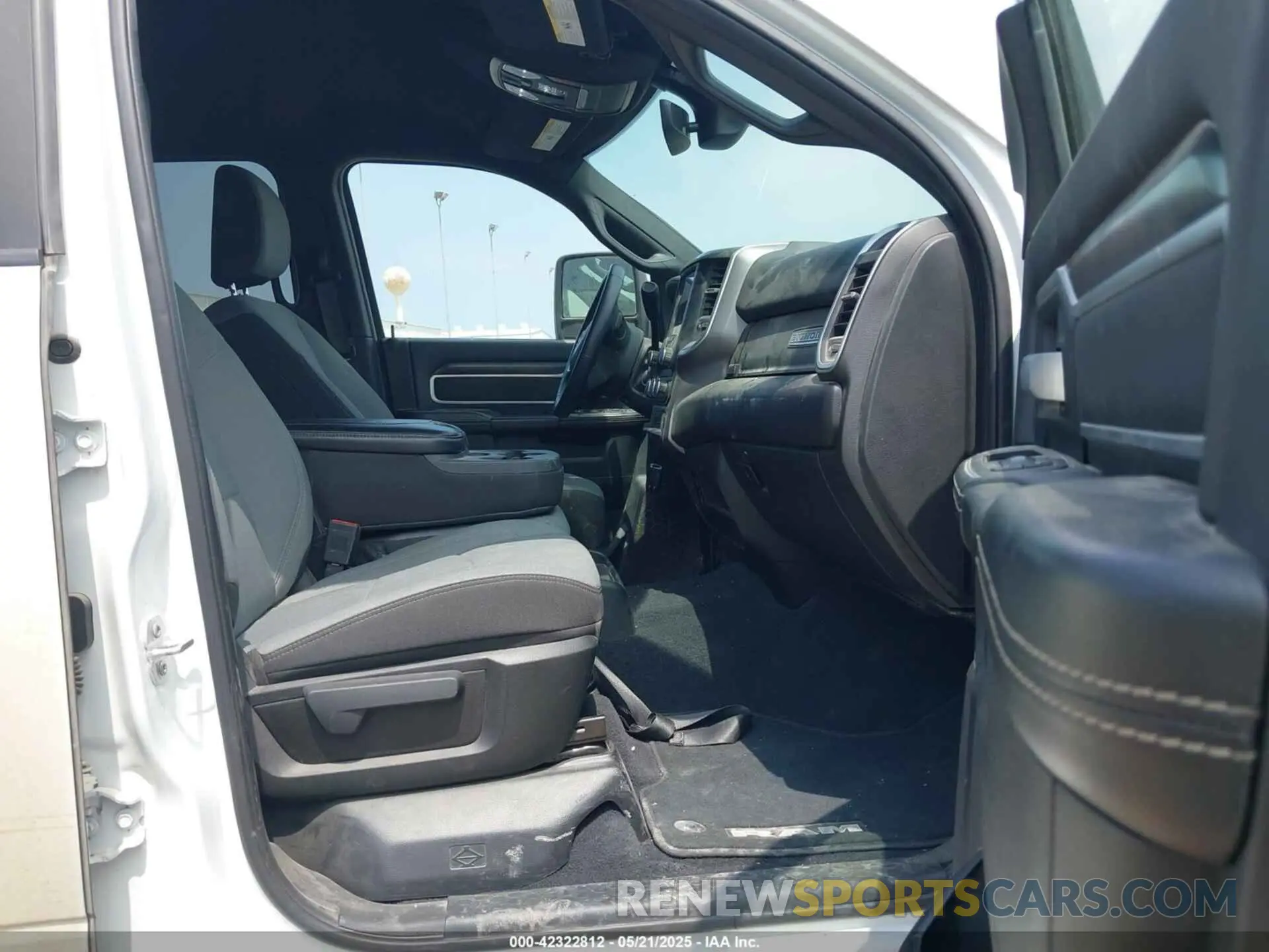 5 fotografías del automóvil dañado 3C6UR5DL6RG157864 RAM 2500 2024