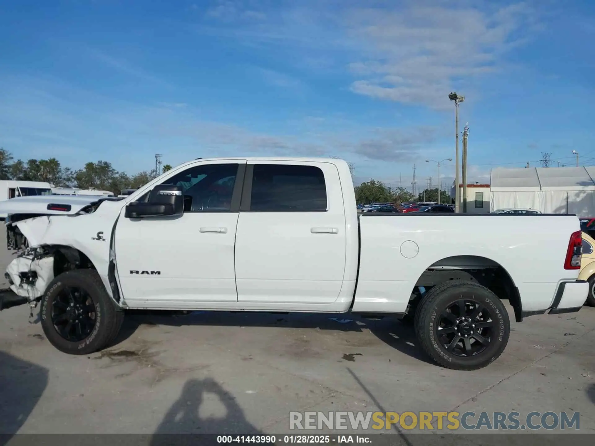 14 fotografías del automóvil dañado 3C6UR5DL7RG144685 RAM 2500 2024