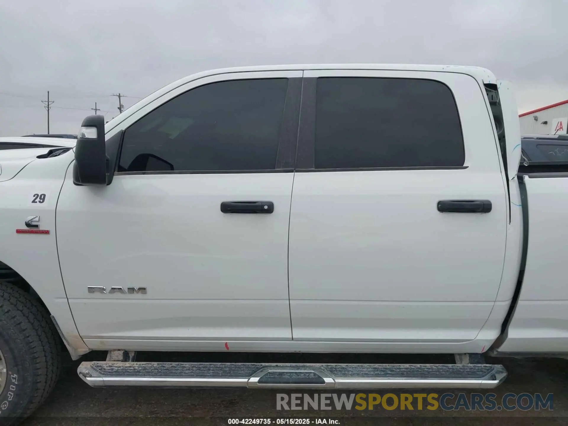 15 fotografías del automóvil dañado 3C6UR5DL8RG233858 RAM 2500 2024