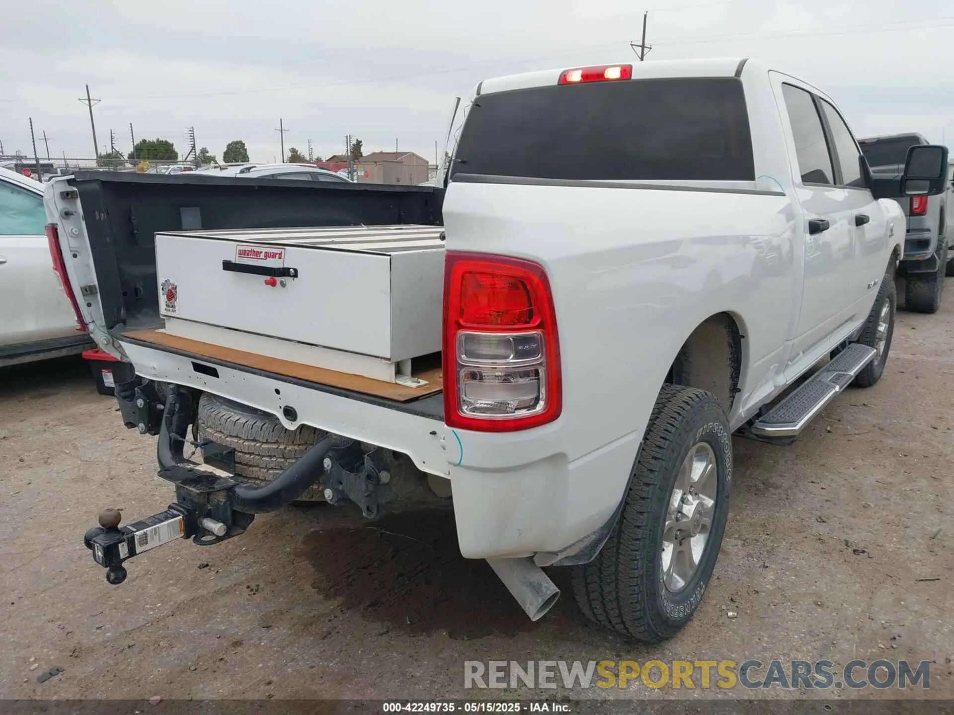 4 fotografías del automóvil dañado 3C6UR5DL8RG233858 RAM 2500 2024