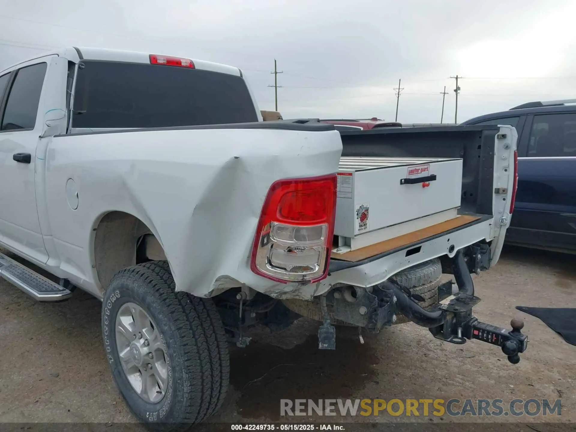 6 fotografías del automóvil dañado 3C6UR5DL8RG233858 RAM 2500 2024