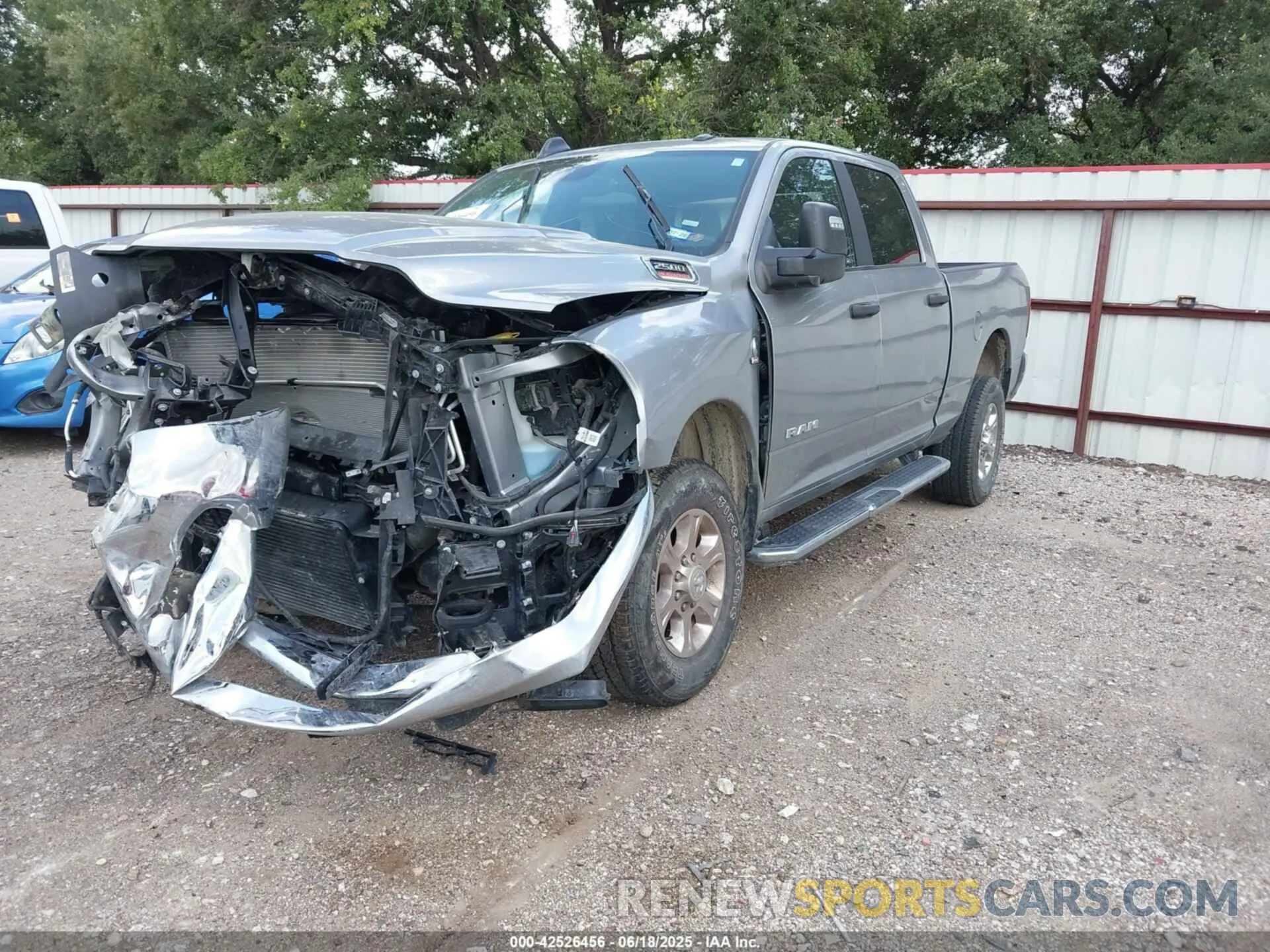 2 fotografías del automóvil dañado 3C6UR5DL8RG343566 RAM 2500 2024