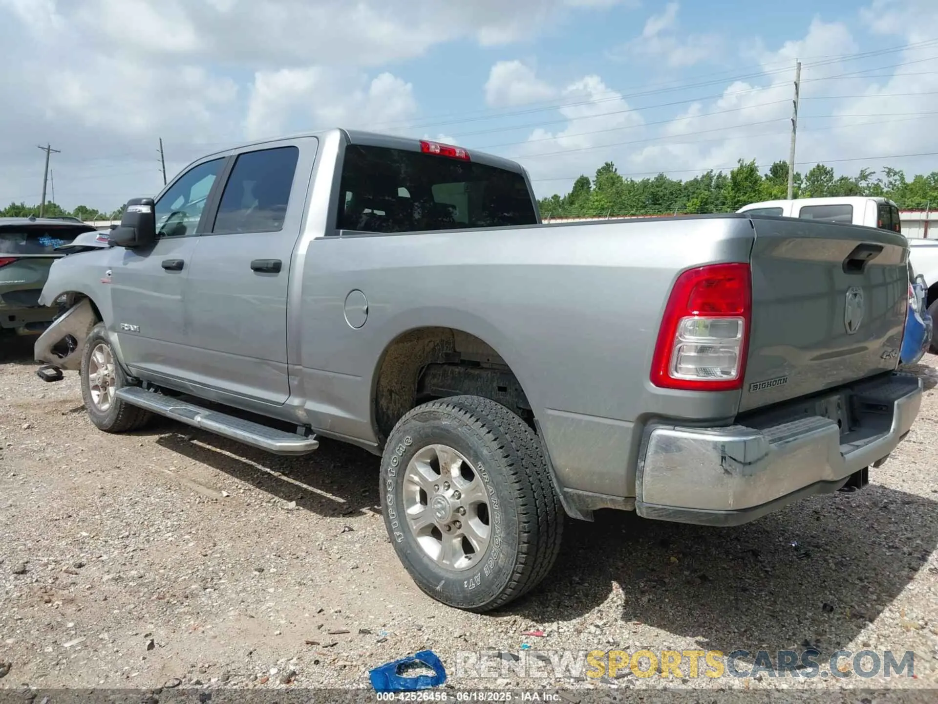 3 fotografías del automóvil dañado 3C6UR5DL8RG343566 RAM 2500 2024
