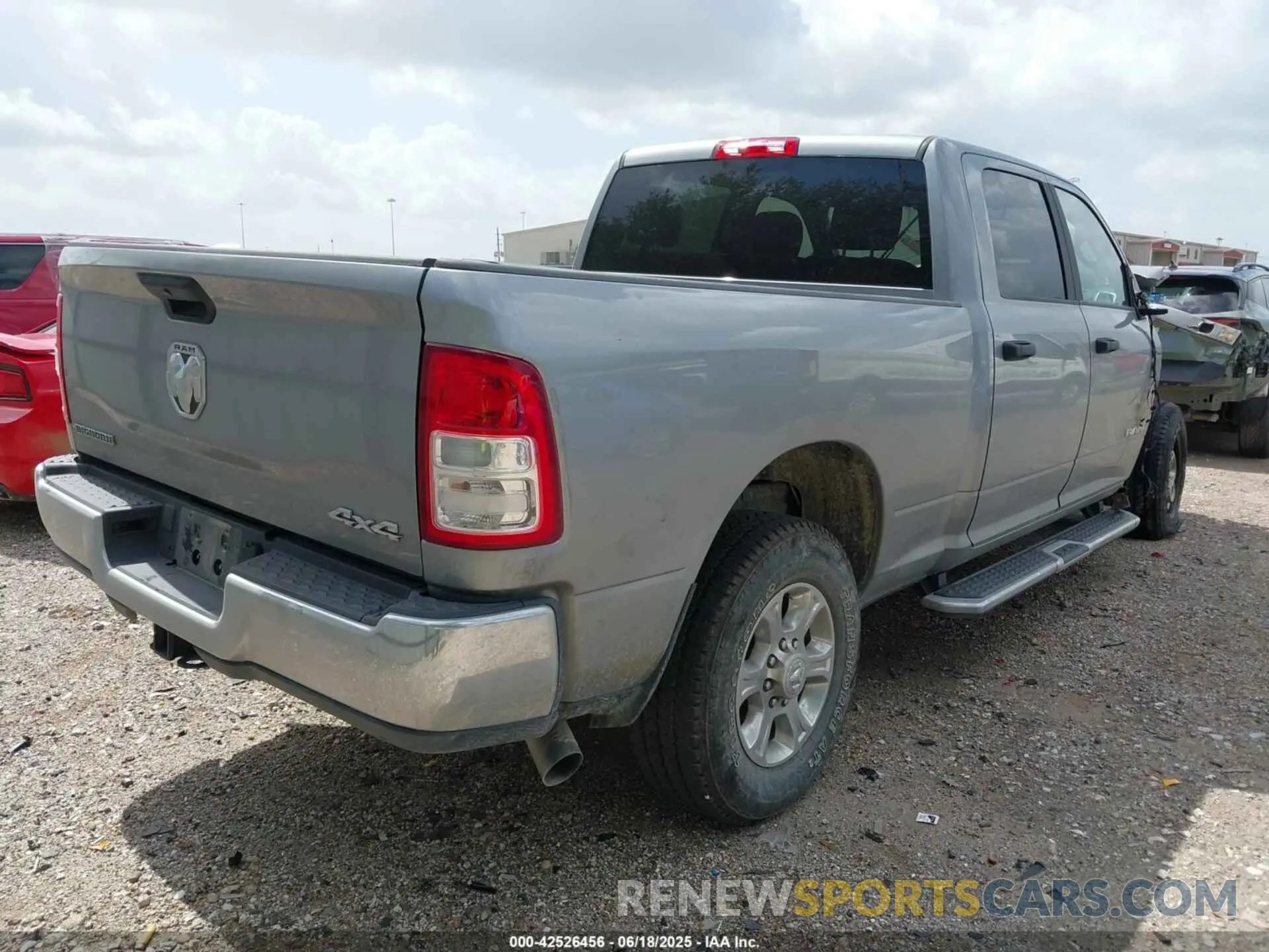 4 fotografías del automóvil dañado 3C6UR5DL8RG343566 RAM 2500 2024
