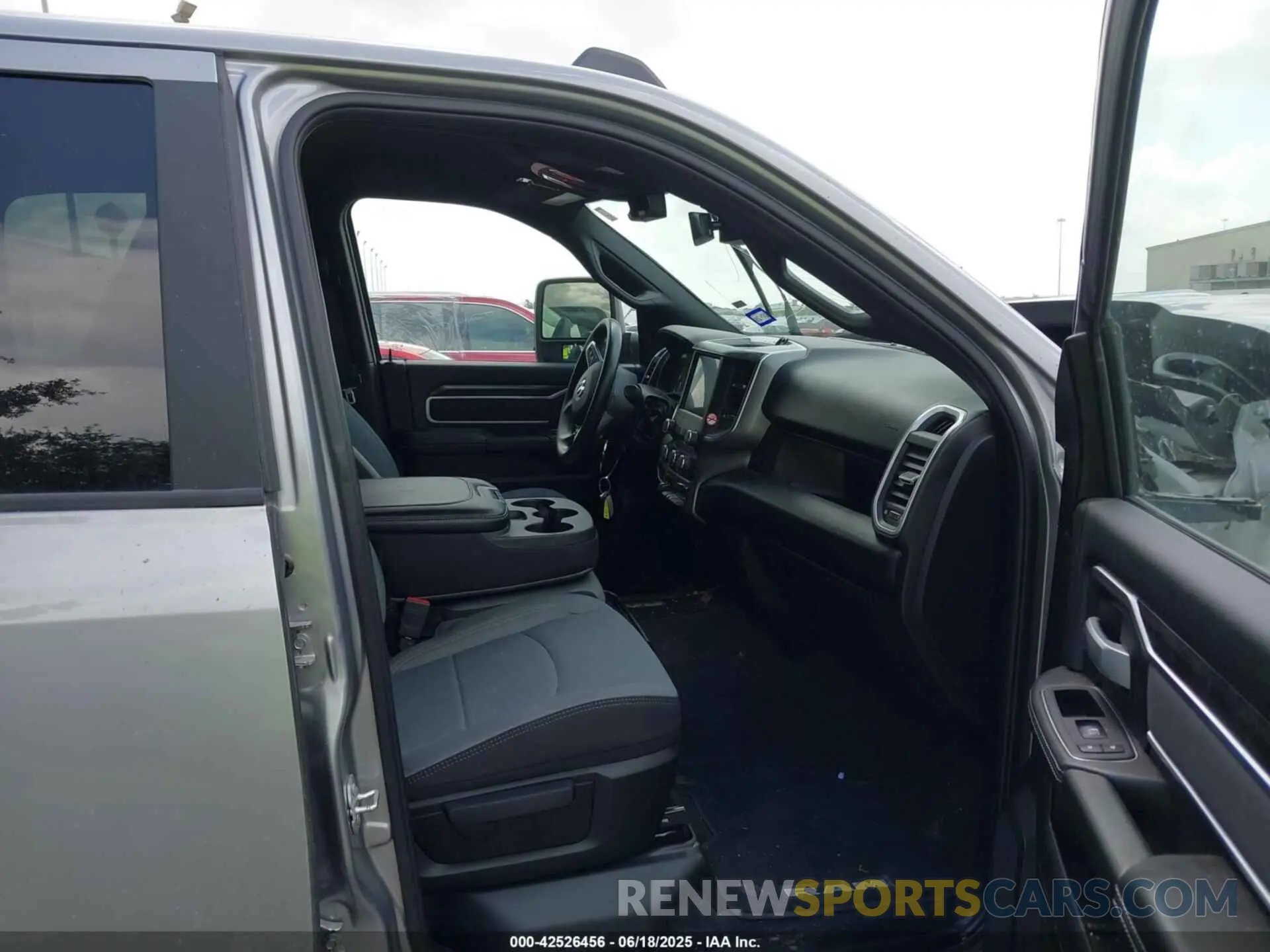 5 fotografías del automóvil dañado 3C6UR5DL8RG343566 RAM 2500 2024