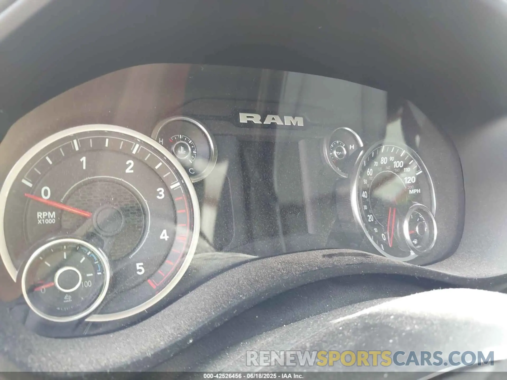 7 fotografías del automóvil dañado 3C6UR5DL8RG343566 RAM 2500 2024