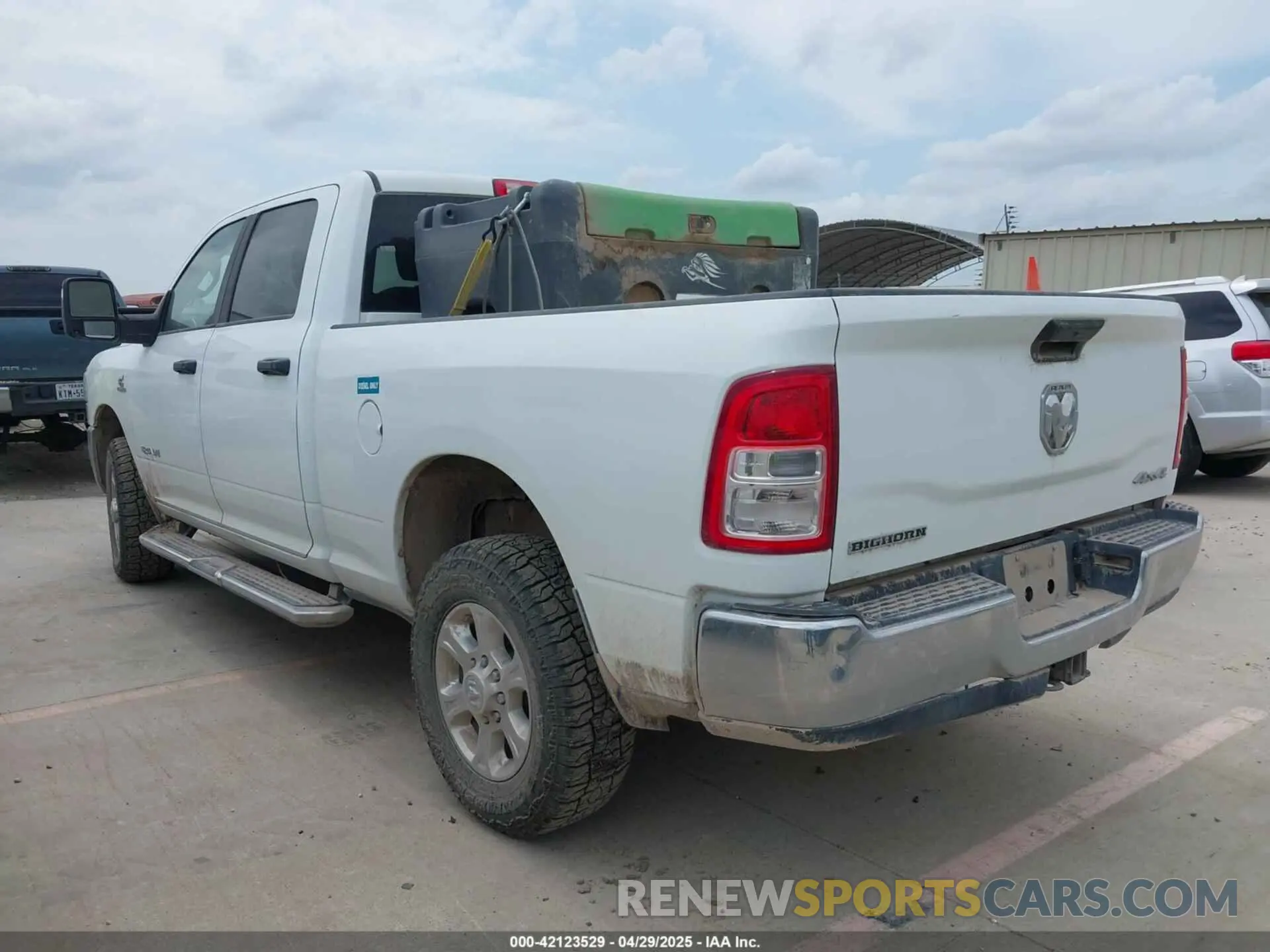 3 fotografías del automóvil dañado 3C6UR5DL9RG157986 RAM 2500 2024