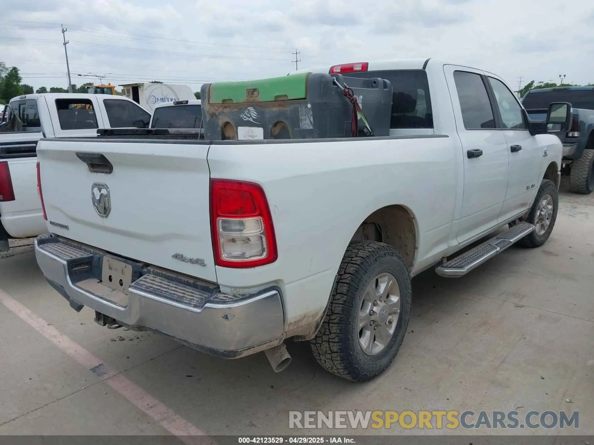 4 fotografías del automóvil dañado 3C6UR5DL9RG157986 RAM 2500 2024