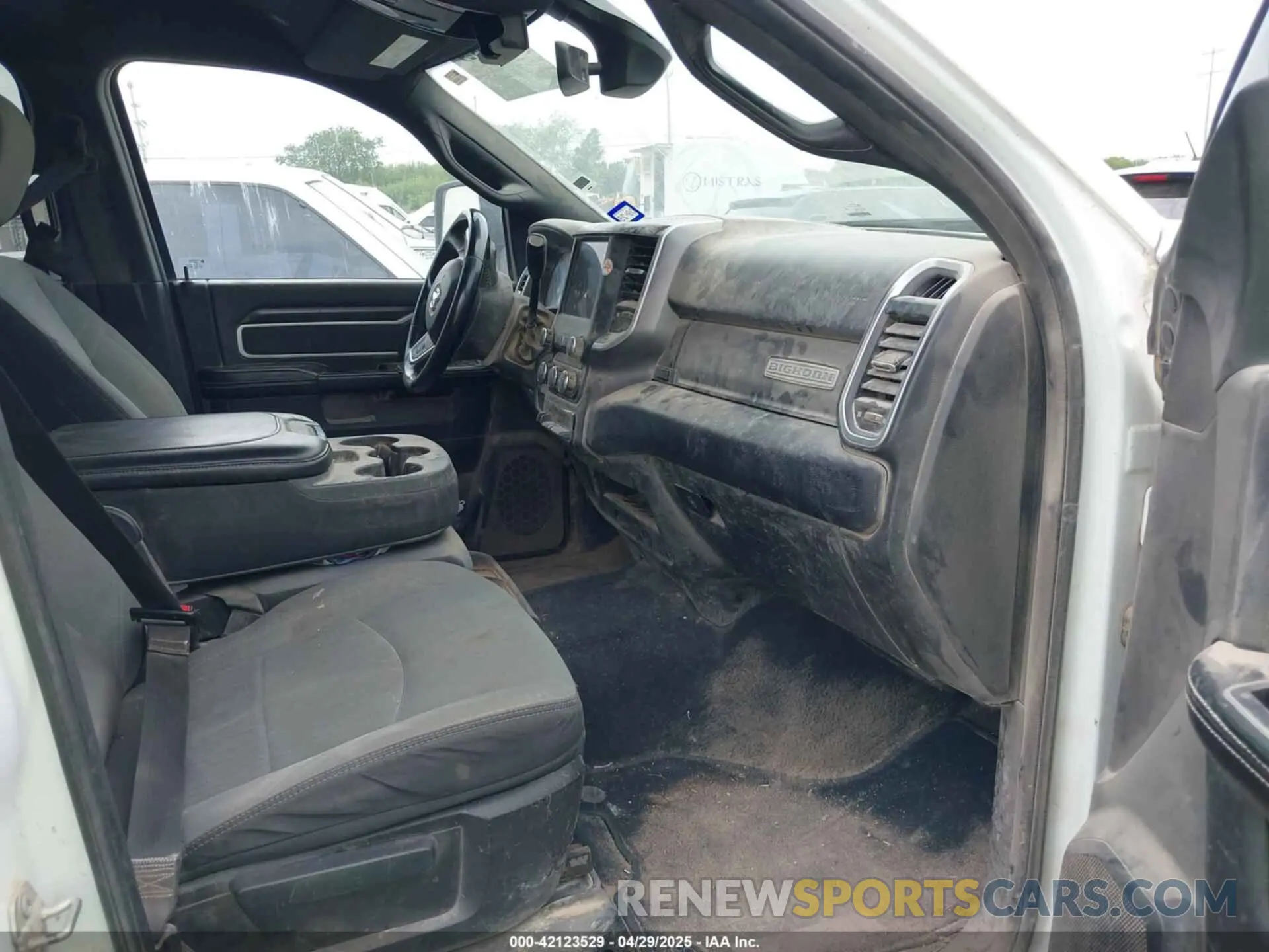 5 fotografías del automóvil dañado 3C6UR5DL9RG157986 RAM 2500 2024
