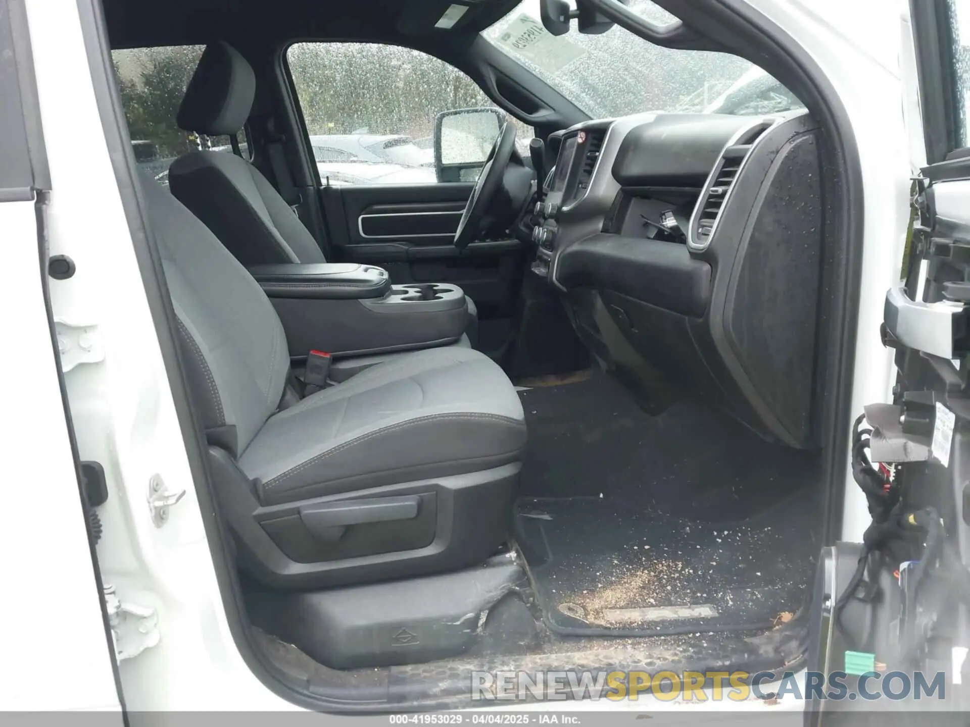 5 fotografías del automóvil dañado 3C6UR5DLXRG303523 RAM 2500 2024