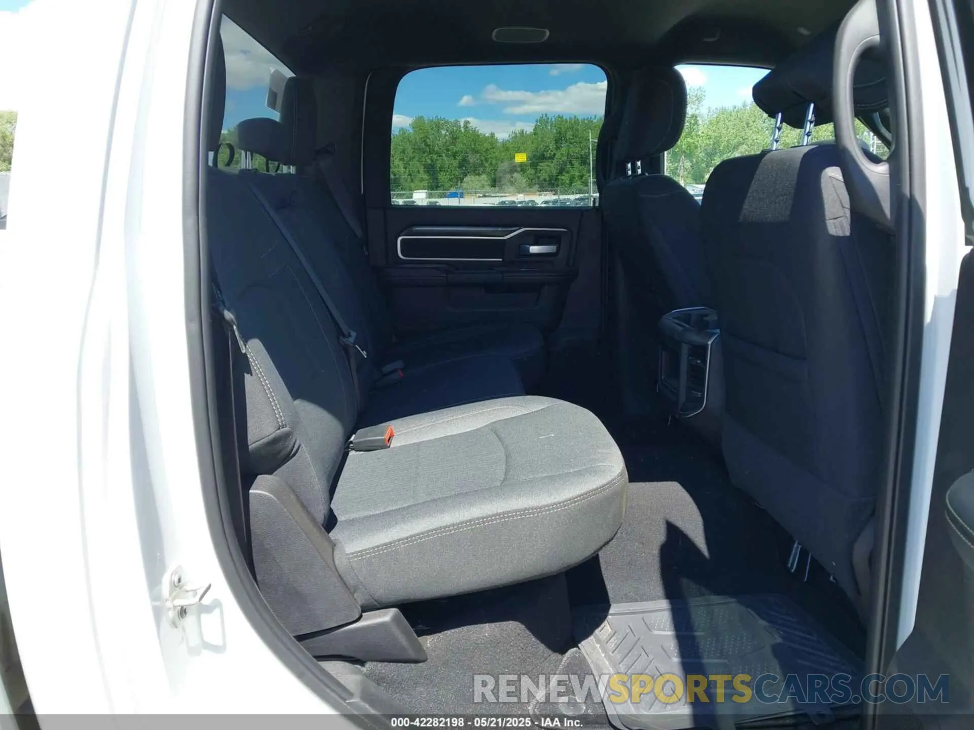 8 fotografías del automóvil dañado 3C6UR5DLXRG322170 RAM 2500 2024