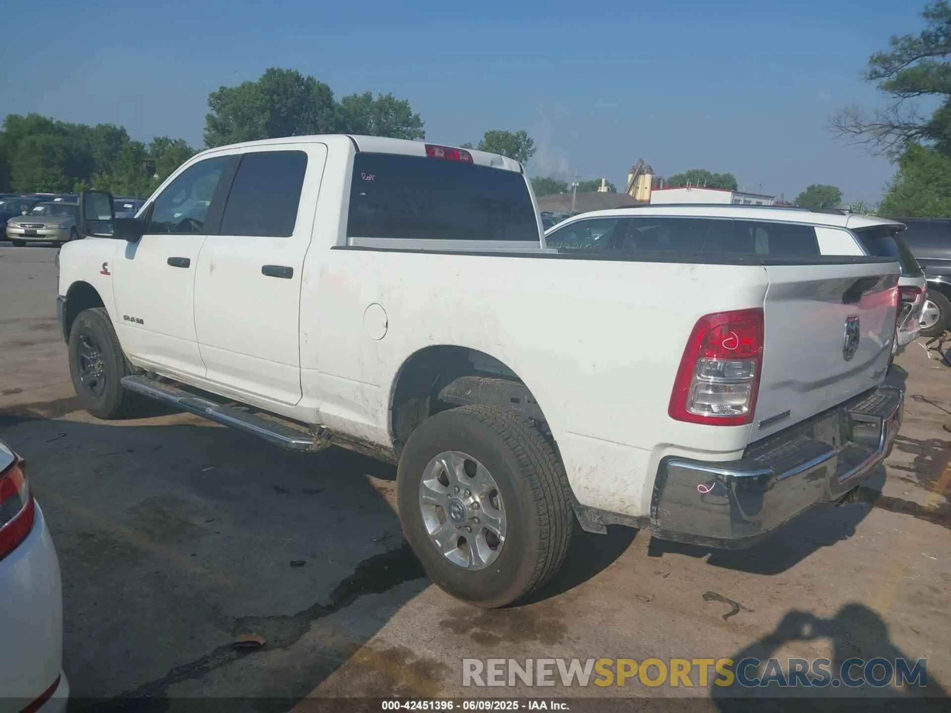 3 fotografías del automóvil dañado 3C6UR5DLXRG338711 RAM 2500 2024