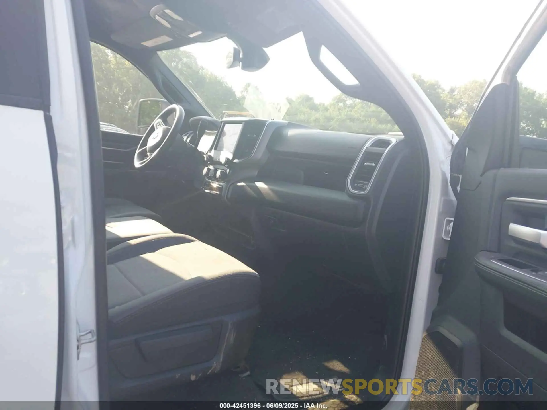 5 fotografías del automóvil dañado 3C6UR5DLXRG338711 RAM 2500 2024