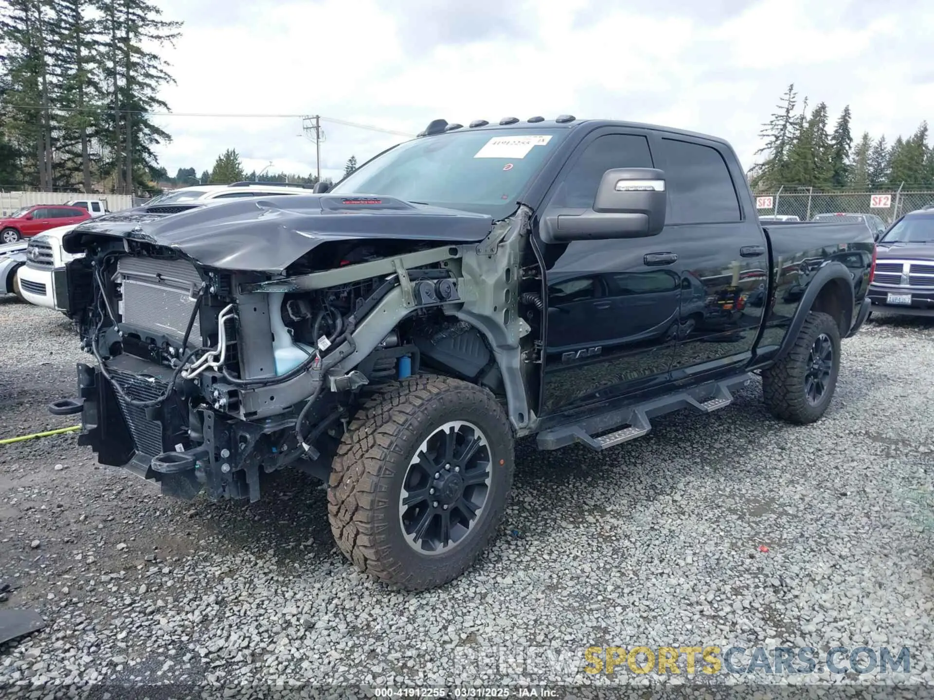 2 fotografías del automóvil dañado 3C6UR5EL1RG238463 RAM 2500 2024