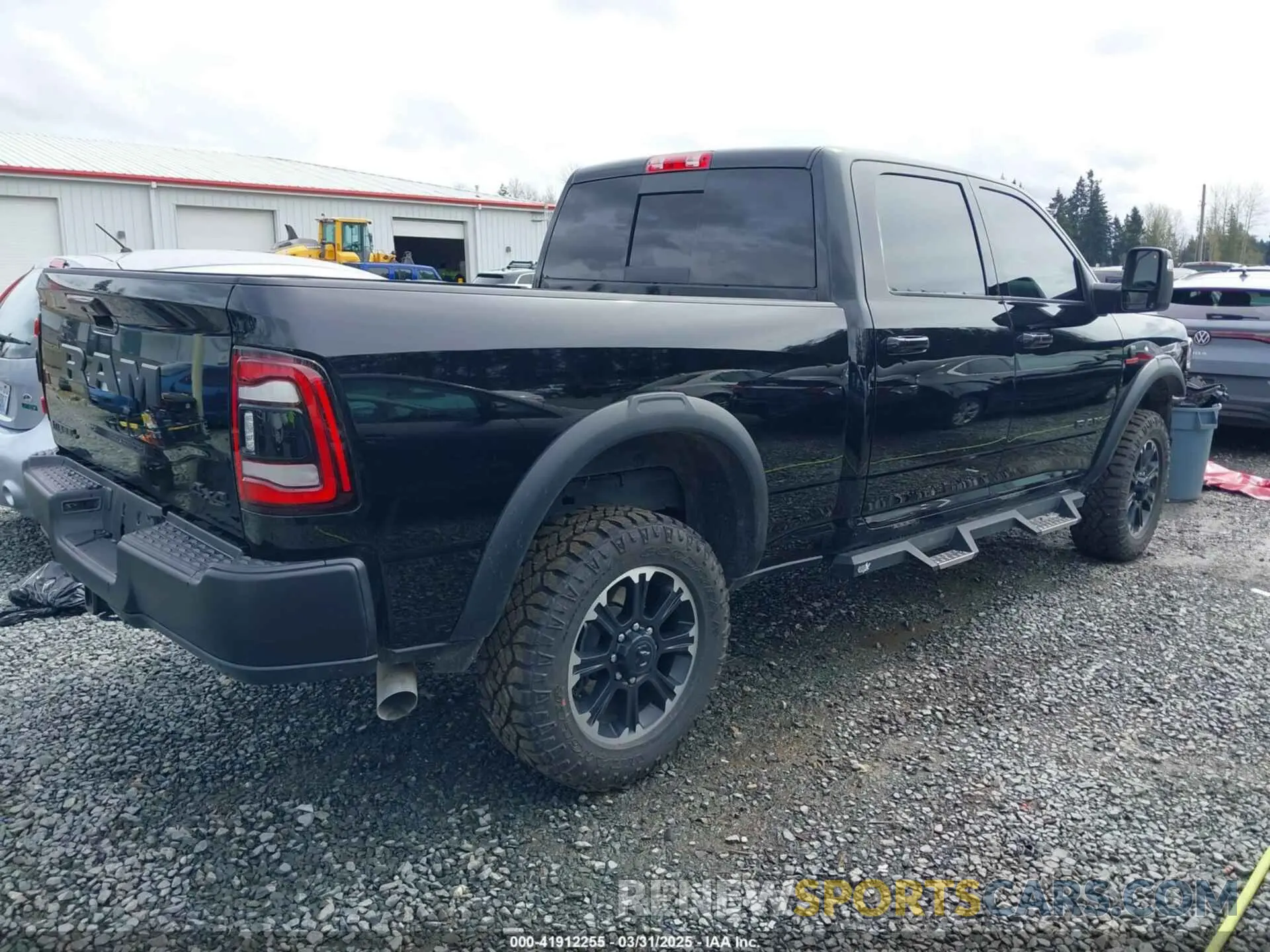 4 fotografías del automóvil dañado 3C6UR5EL1RG238463 RAM 2500 2024