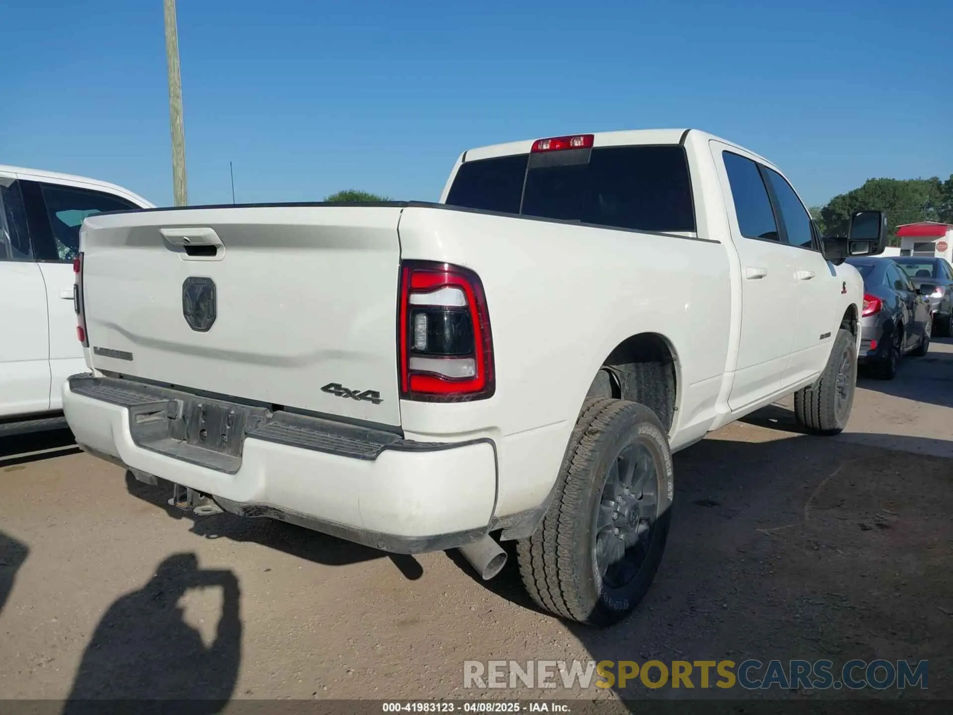 4 fotografías del automóvil dañado 3C6UR5FL3RG312836 RAM 2500 2024