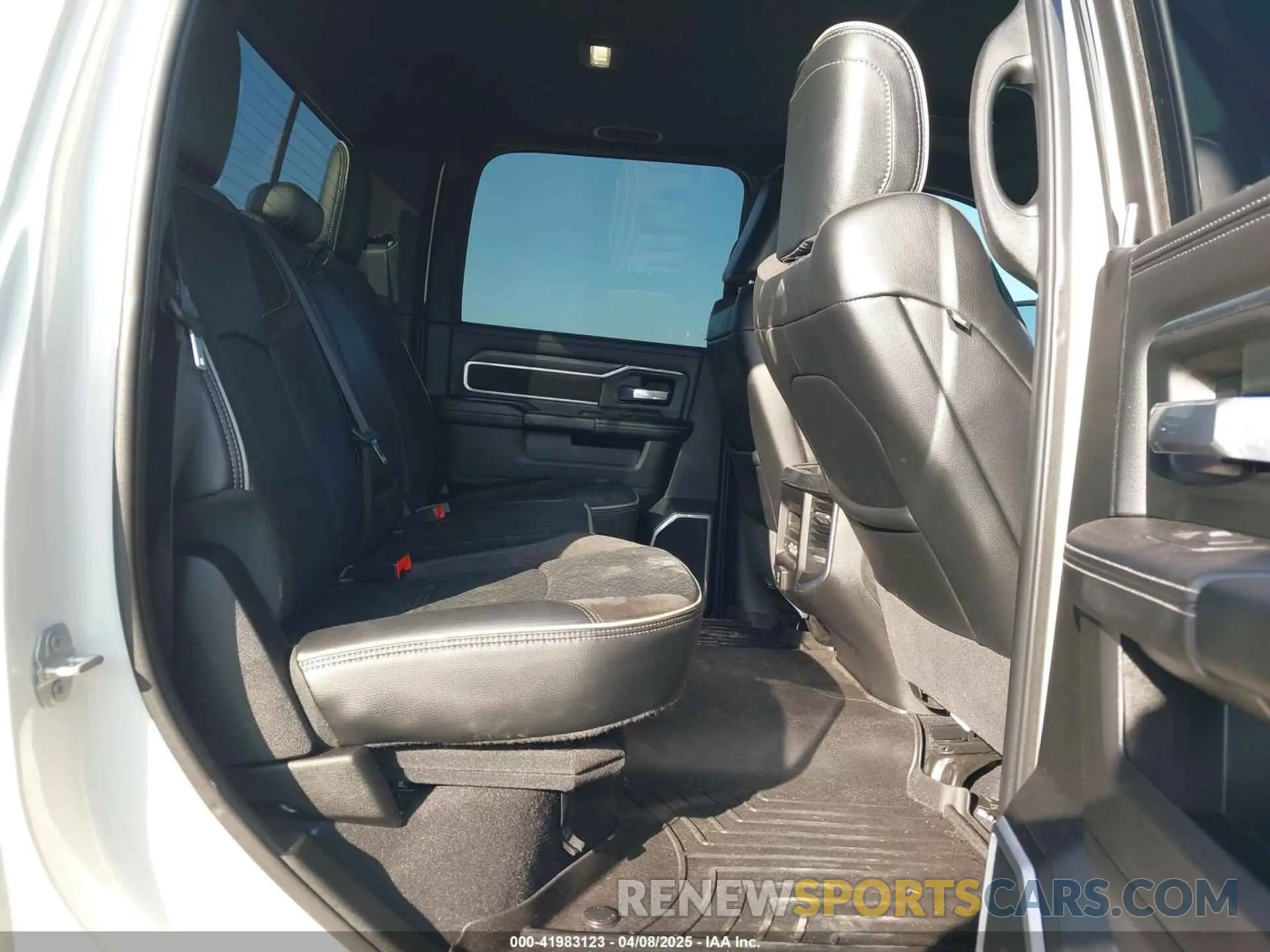 8 fotografías del automóvil dañado 3C6UR5FL3RG312836 RAM 2500 2024
