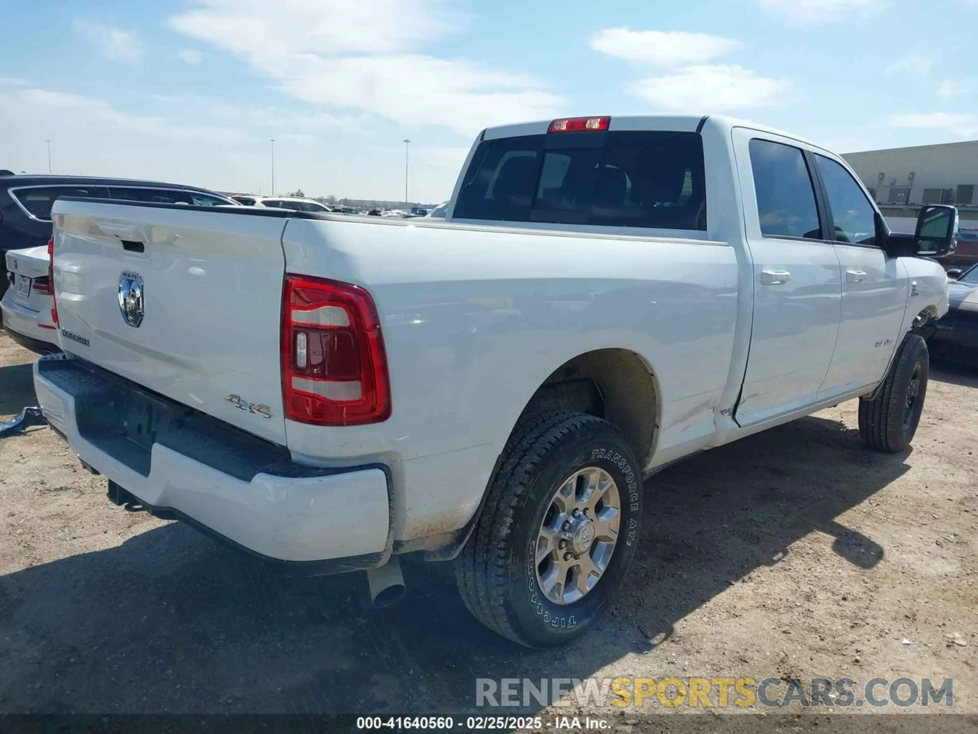 4 fotografías del automóvil dañado 3C6UR5FL6RG384601 RAM 2500 2024