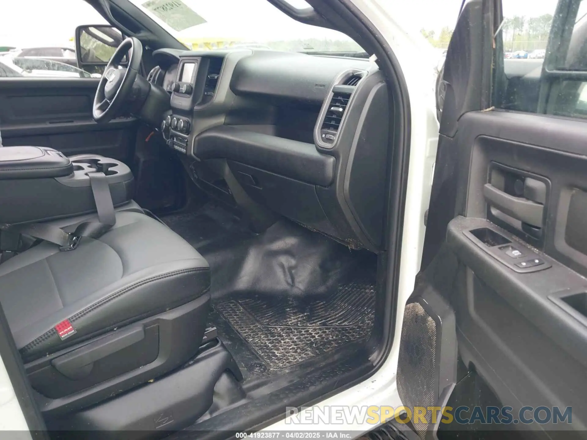 5 fotografías del automóvil dañado 3C6UR5HJ1RG114588 RAM 2500 2024