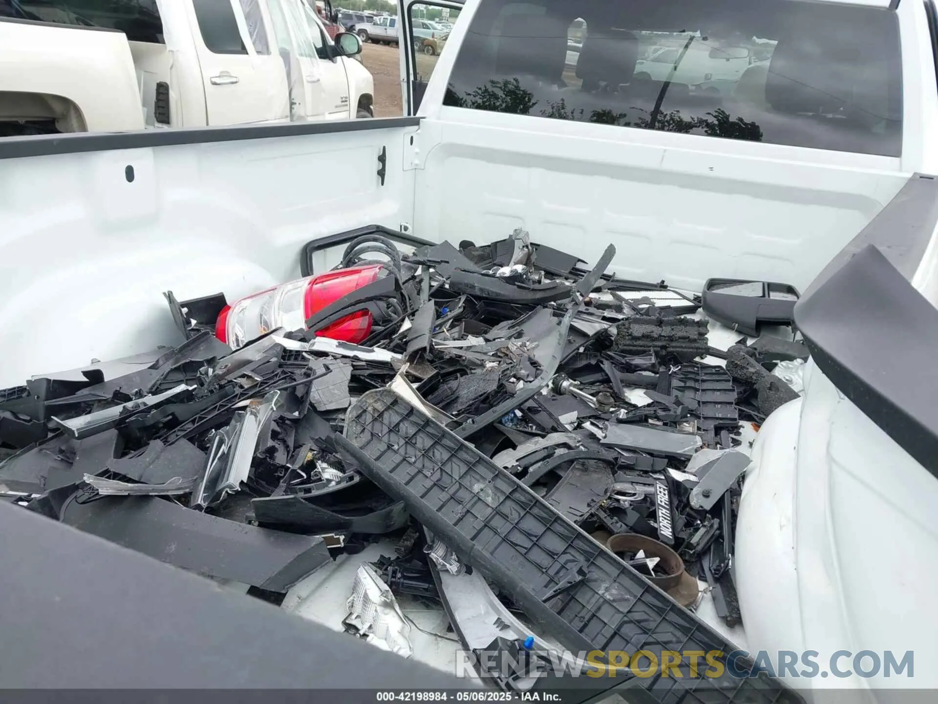 12 fotografías del automóvil dañado 3C6UR5HJ4RG125908 RAM 2500 2024