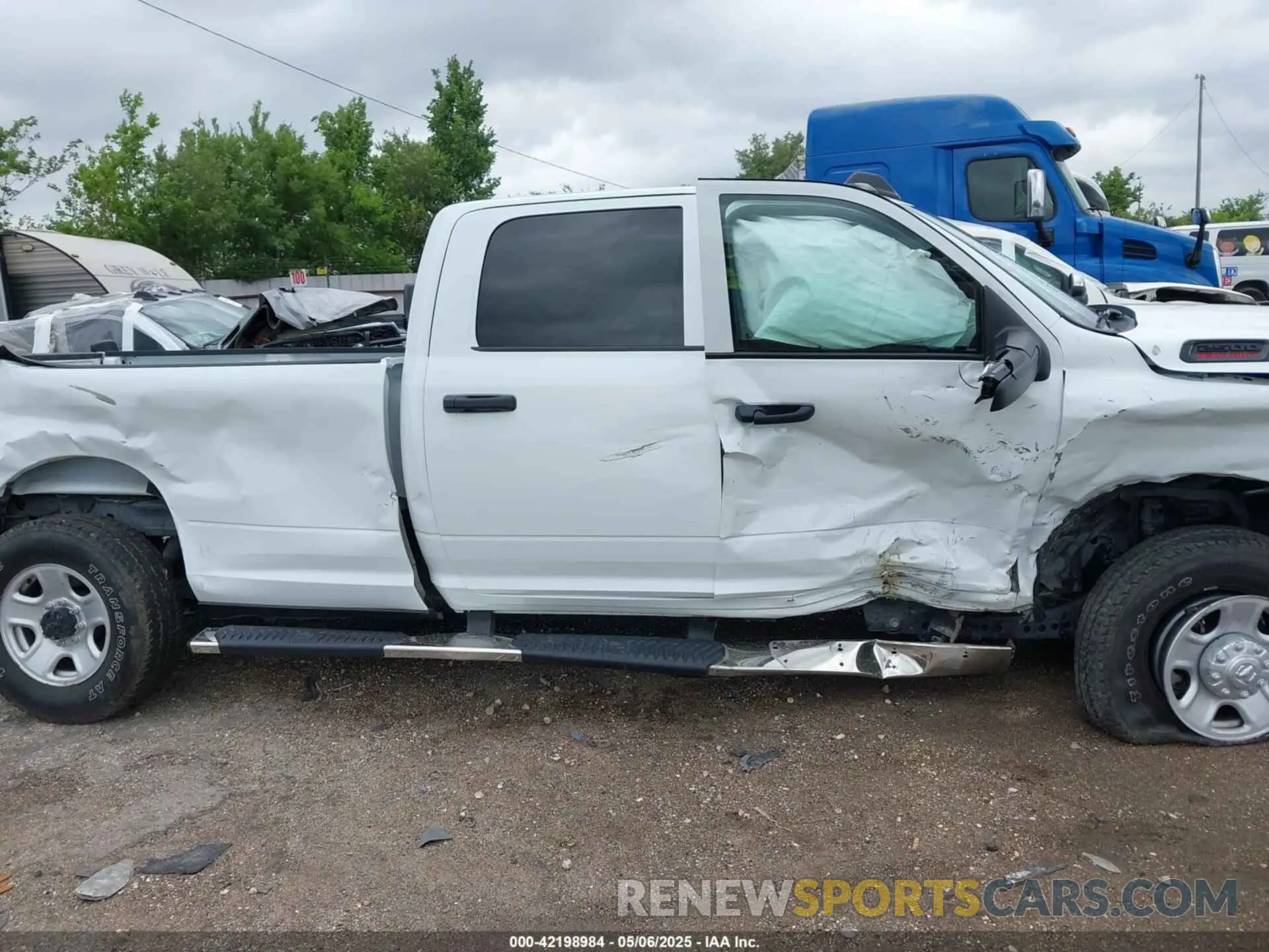 14 fotografías del automóvil dañado 3C6UR5HJ4RG125908 RAM 2500 2024