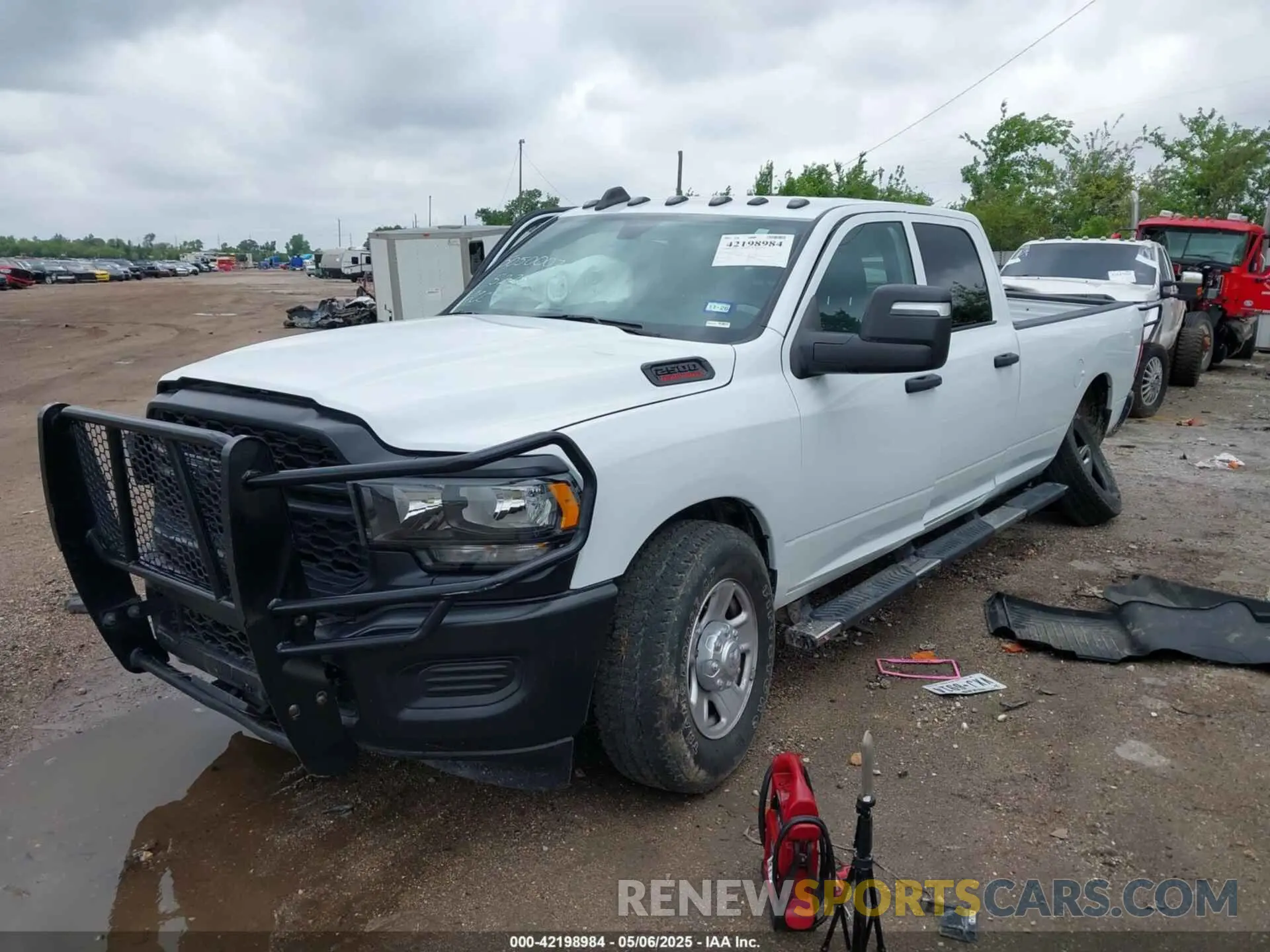 2 fotografías del automóvil dañado 3C6UR5HJ4RG125908 RAM 2500 2024