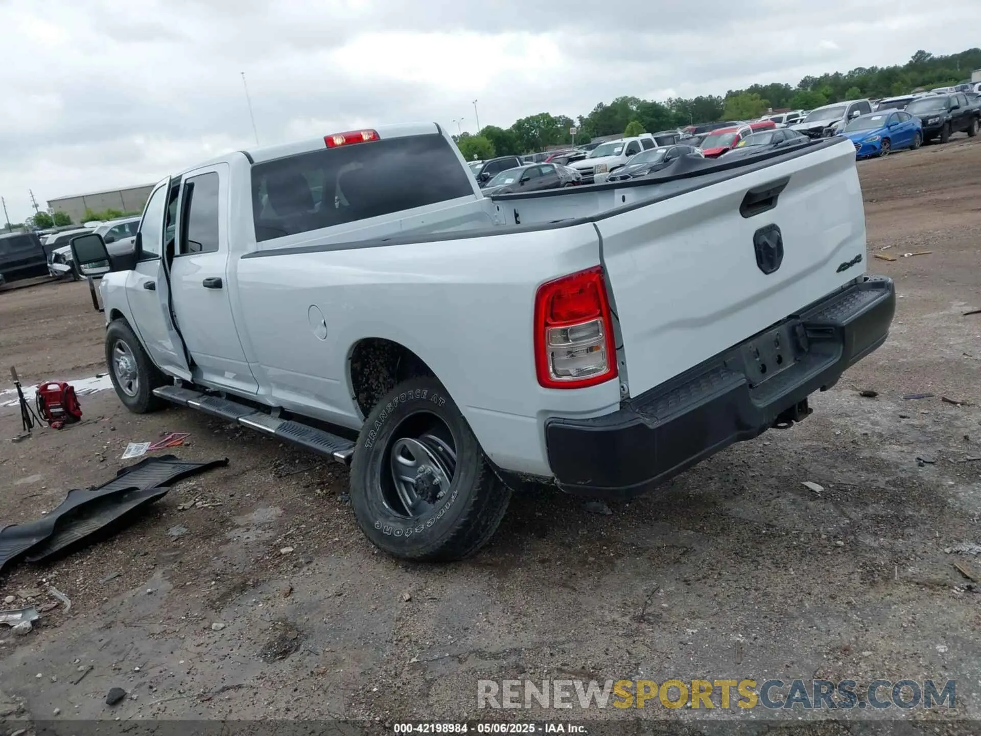 3 fotografías del automóvil dañado 3C6UR5HJ4RG125908 RAM 2500 2024