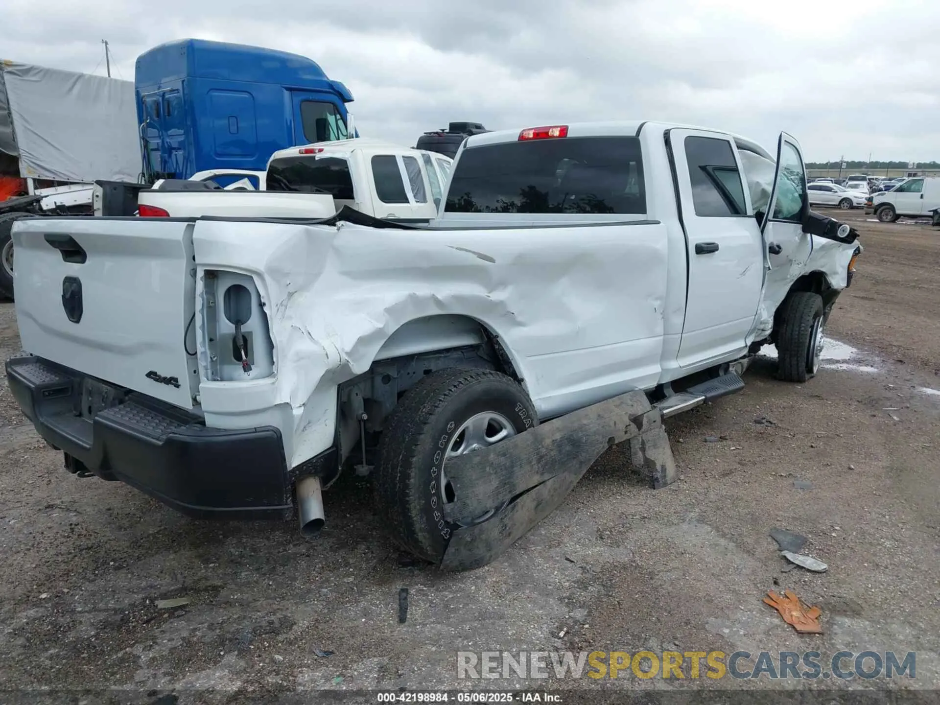 4 fotografías del automóvil dañado 3C6UR5HJ4RG125908 RAM 2500 2024