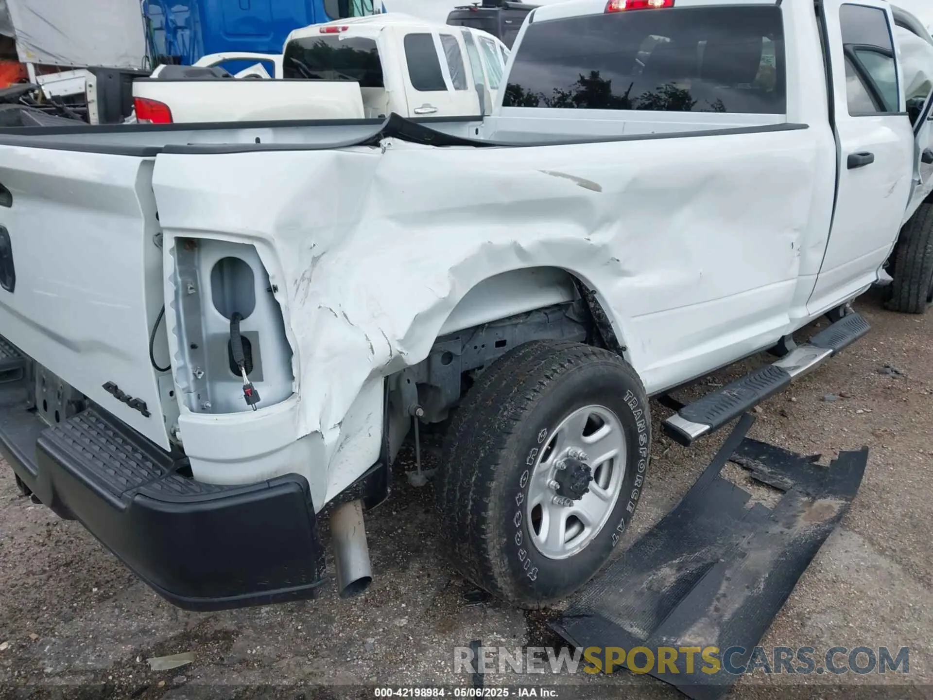 6 fotografías del automóvil dañado 3C6UR5HJ4RG125908 RAM 2500 2024