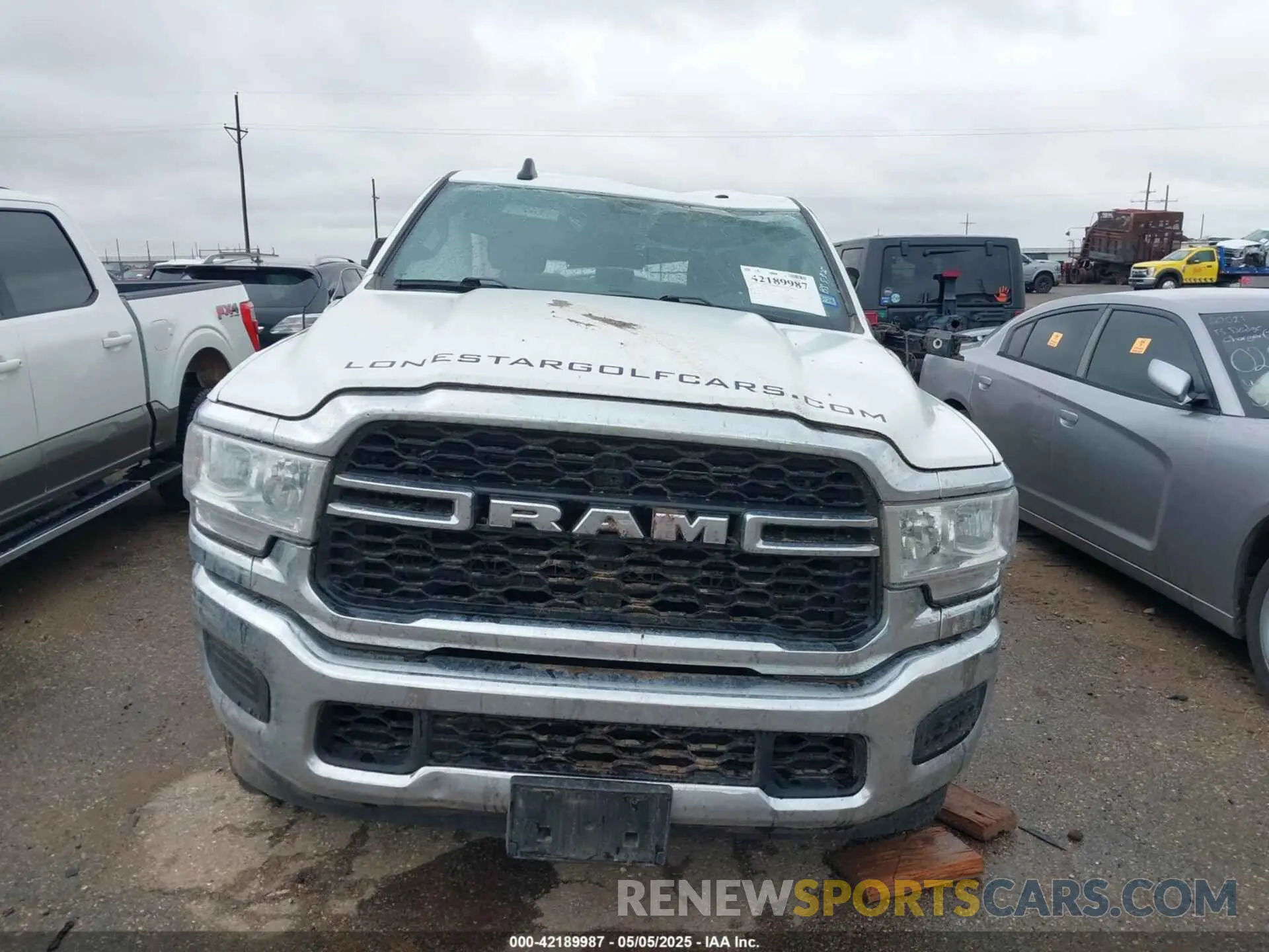 12 fotografías del automóvil dañado 3C6UR5HJ4RG188121 RAM 2500 2024
