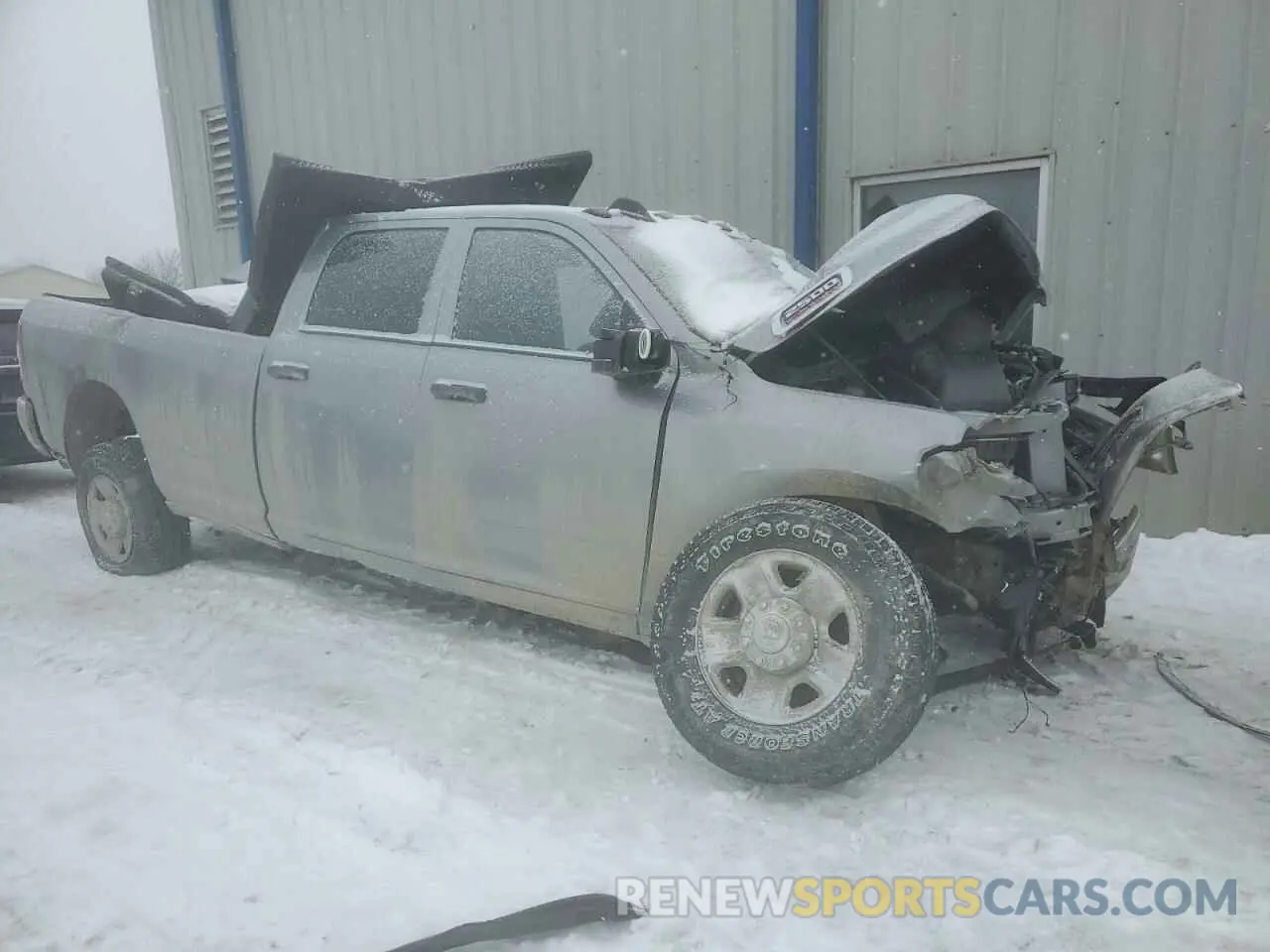 4 fotografías del automóvil dañado 3C6UR5HJ8RG246201 RAM 2500 2024
