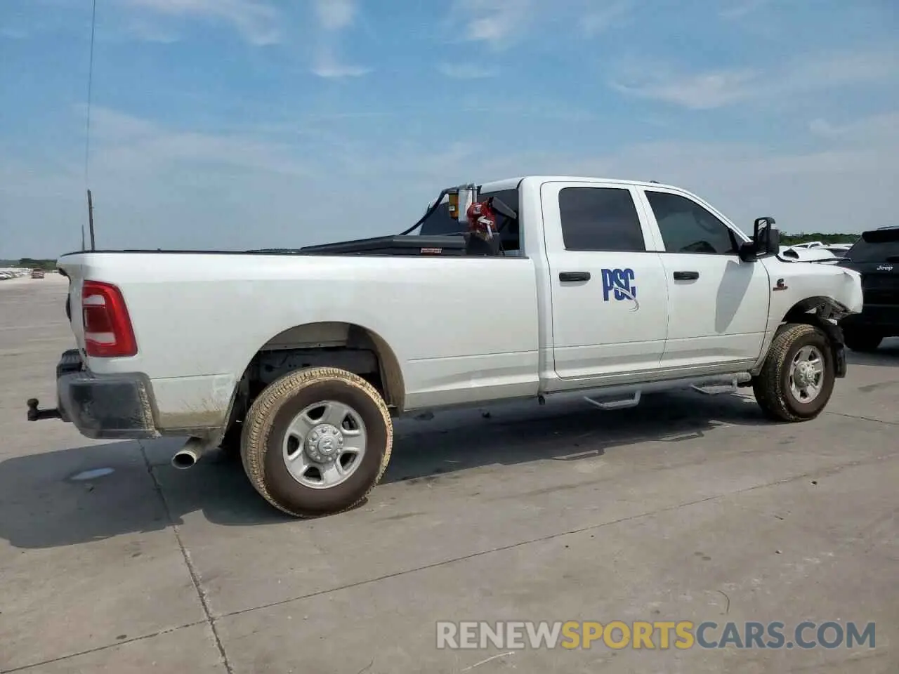 3 fotografías del automóvil dañado 3C6UR5HL1RG153408 RAM 2500 2024