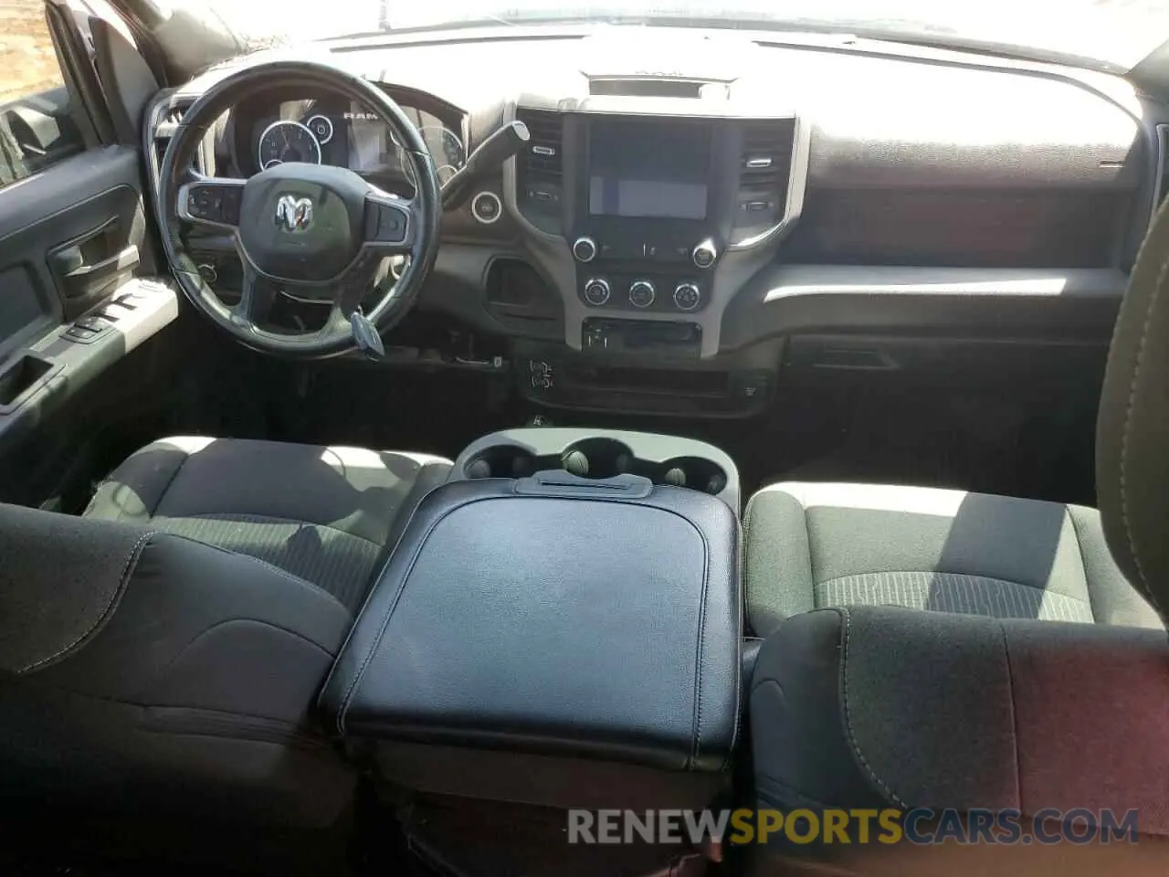 8 fotografías del automóvil dañado 3C6UR5HL9RG141202 RAM 2500 2024