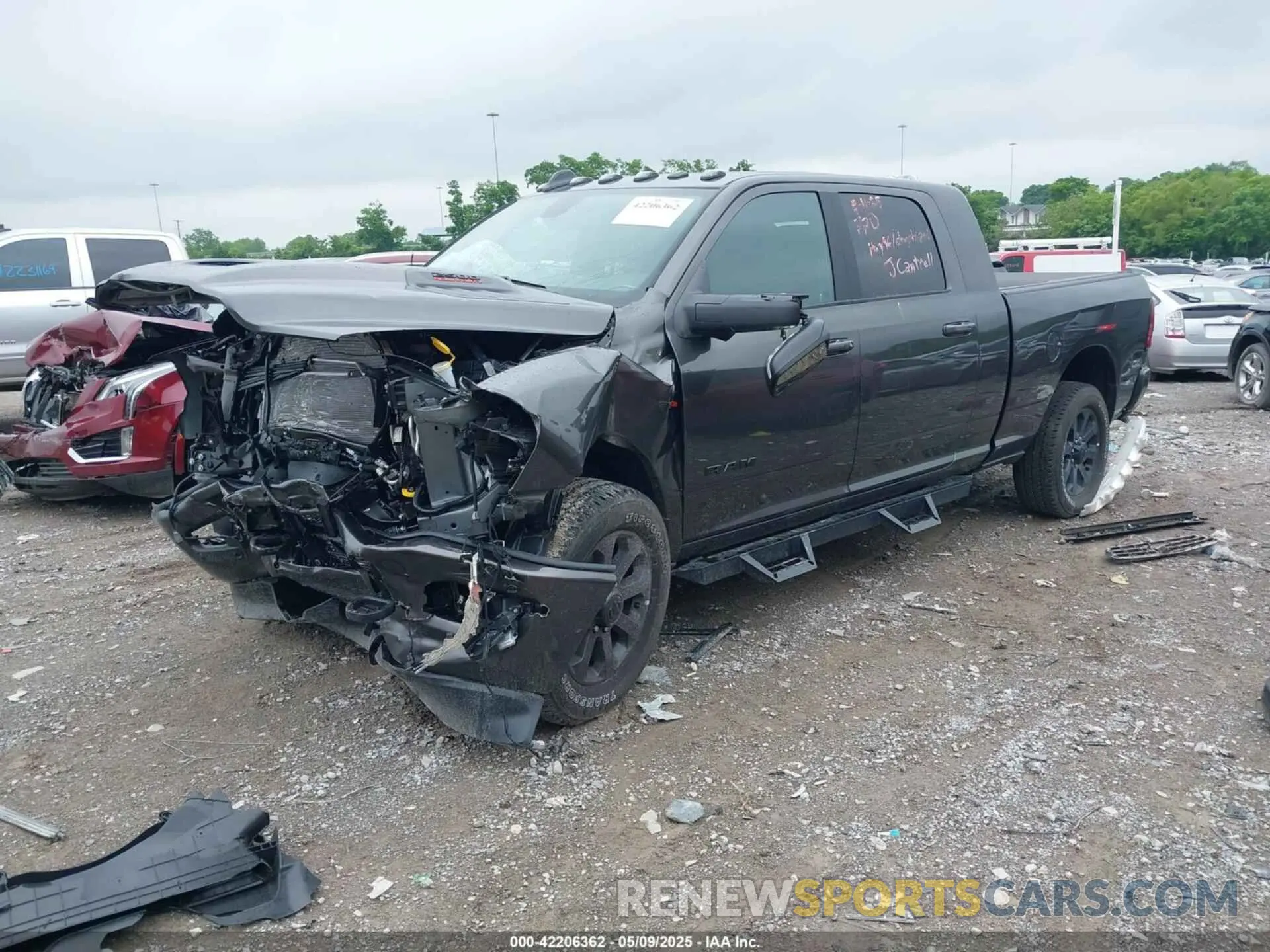 2 fotografías del automóvil dañado 3C6UR5NL0RG329918 RAM 2500 2024