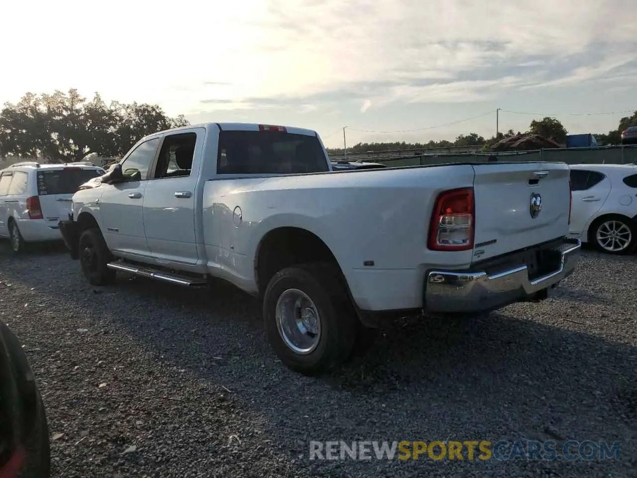 2 fotografías del automóvil dañado 3C63RRHL6KG625255 RAM 3500 2019