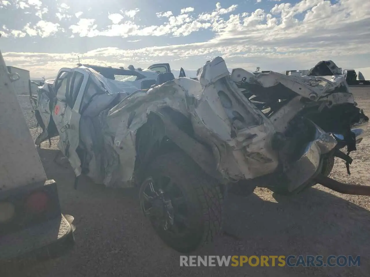 2 fotografías del automóvil dañado 3C63RRKL0KG526598 RAM 3500 2019