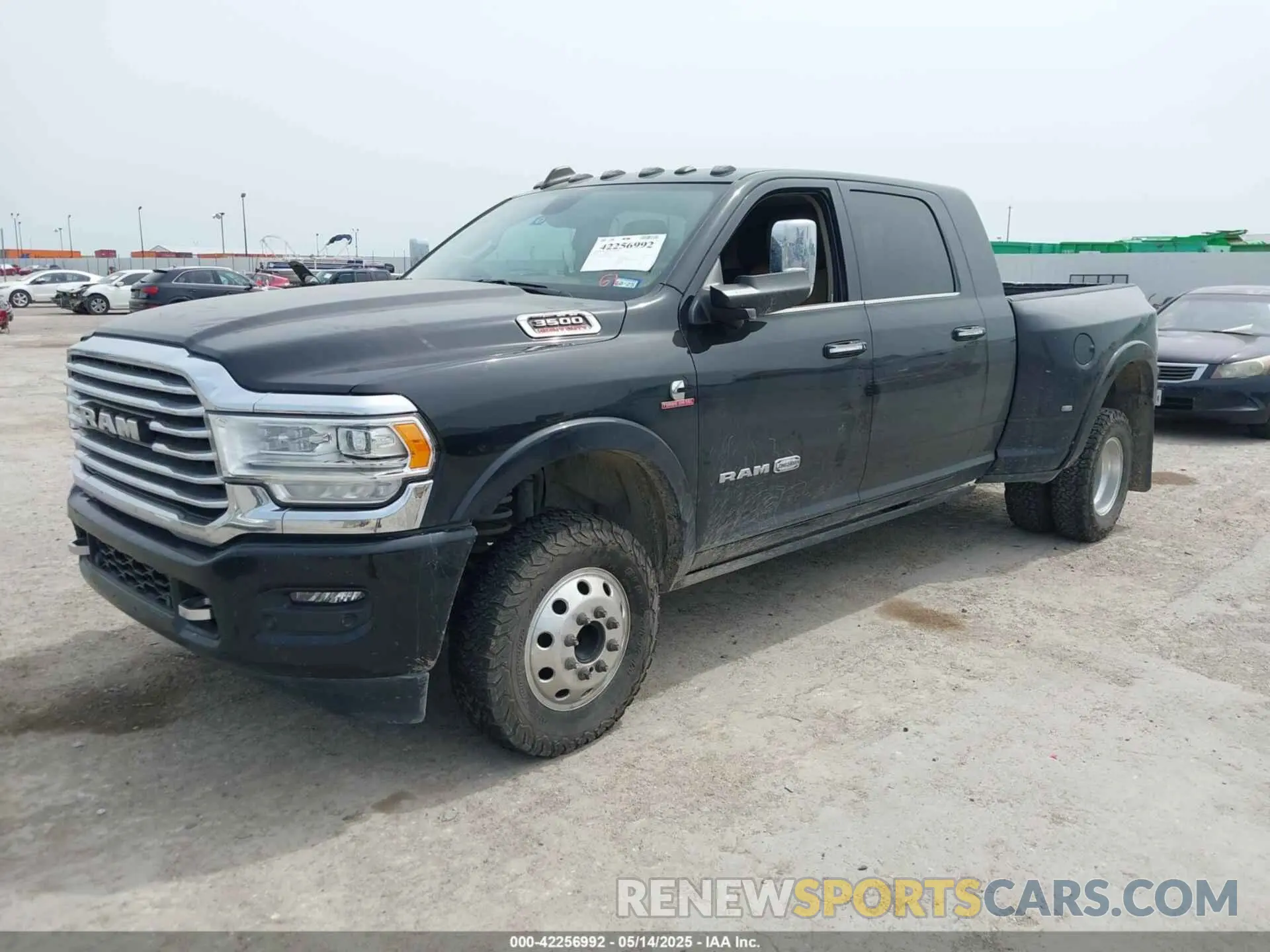 2 fotografías del automóvil dañado 3C63RRNLXNG402001 RAM 3500 2022