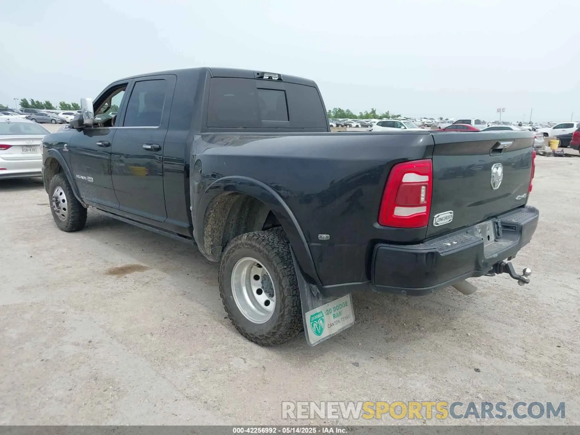 3 fotografías del automóvil dañado 3C63RRNLXNG402001 RAM 3500 2022