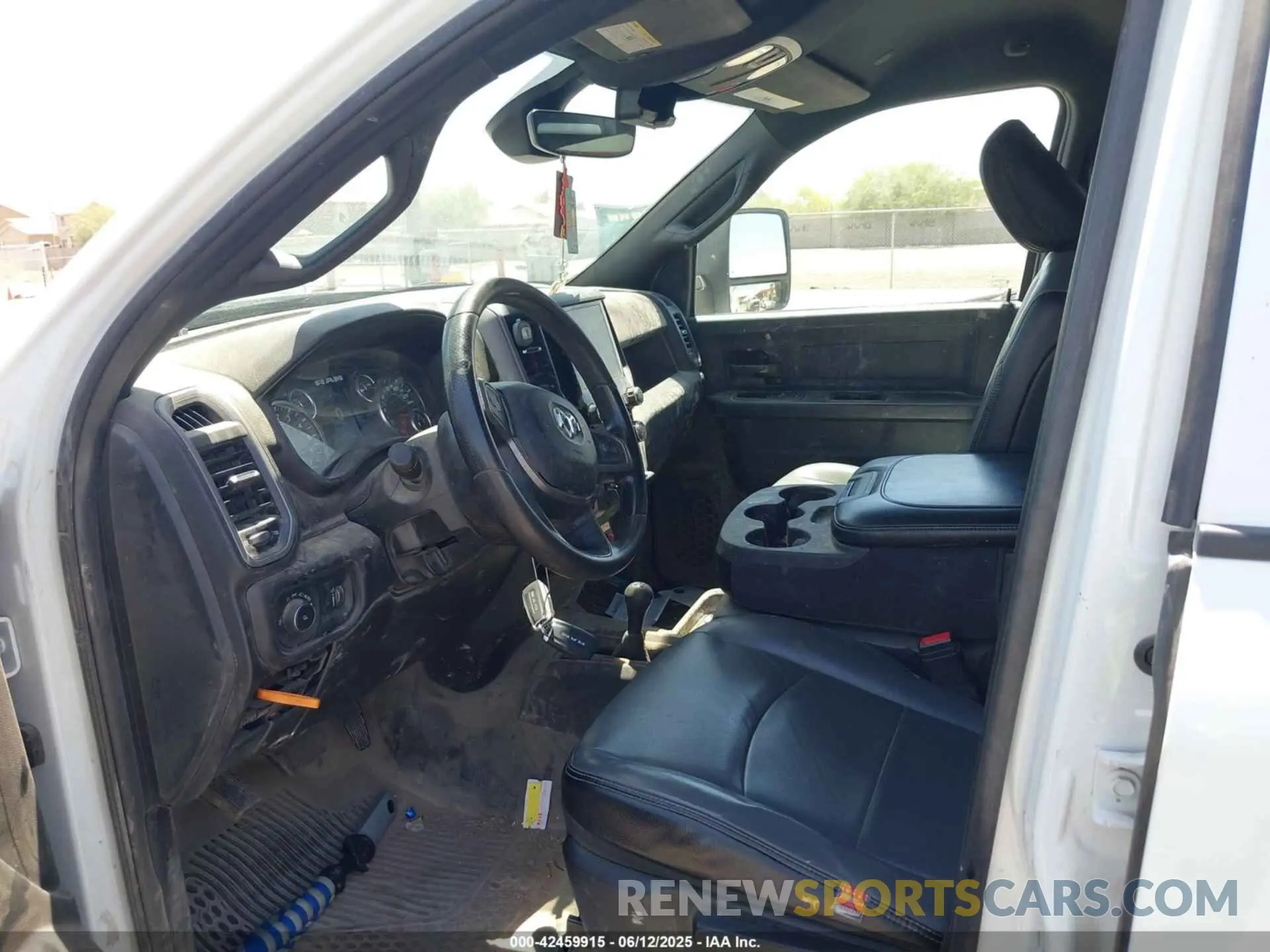 6 fotografías del automóvil dañado 3C63R3GJ3PG541737 RAM 3500 2023
