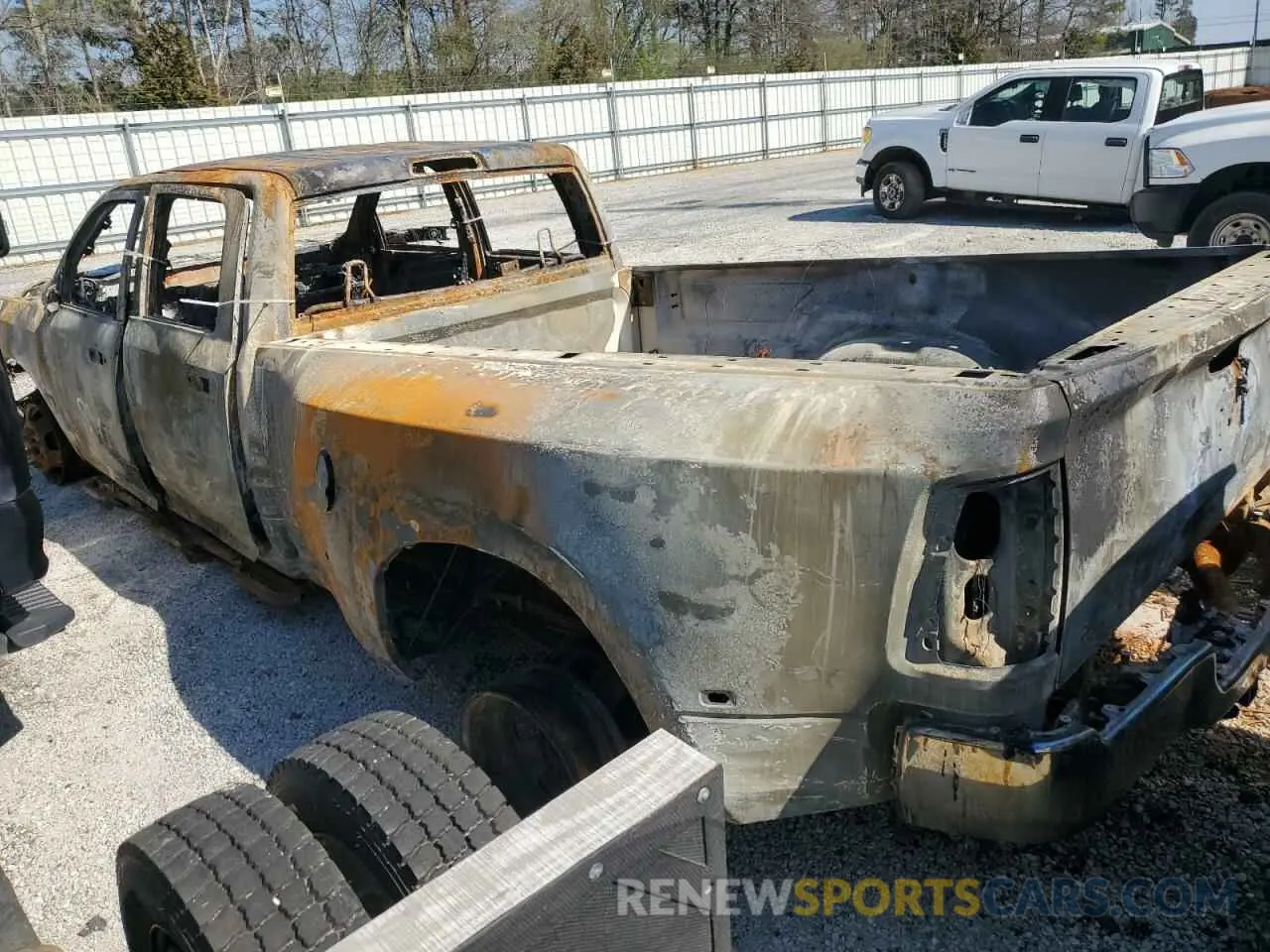 2 fotografías del automóvil dañado 3C63RRGLXPG623758 RAM 3500 2023