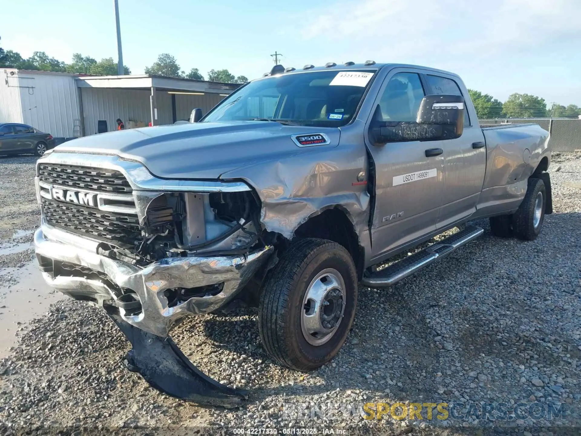 2 fotografías del automóvil dañado 3C63RRHL1RG337184 RAM 3500 2024