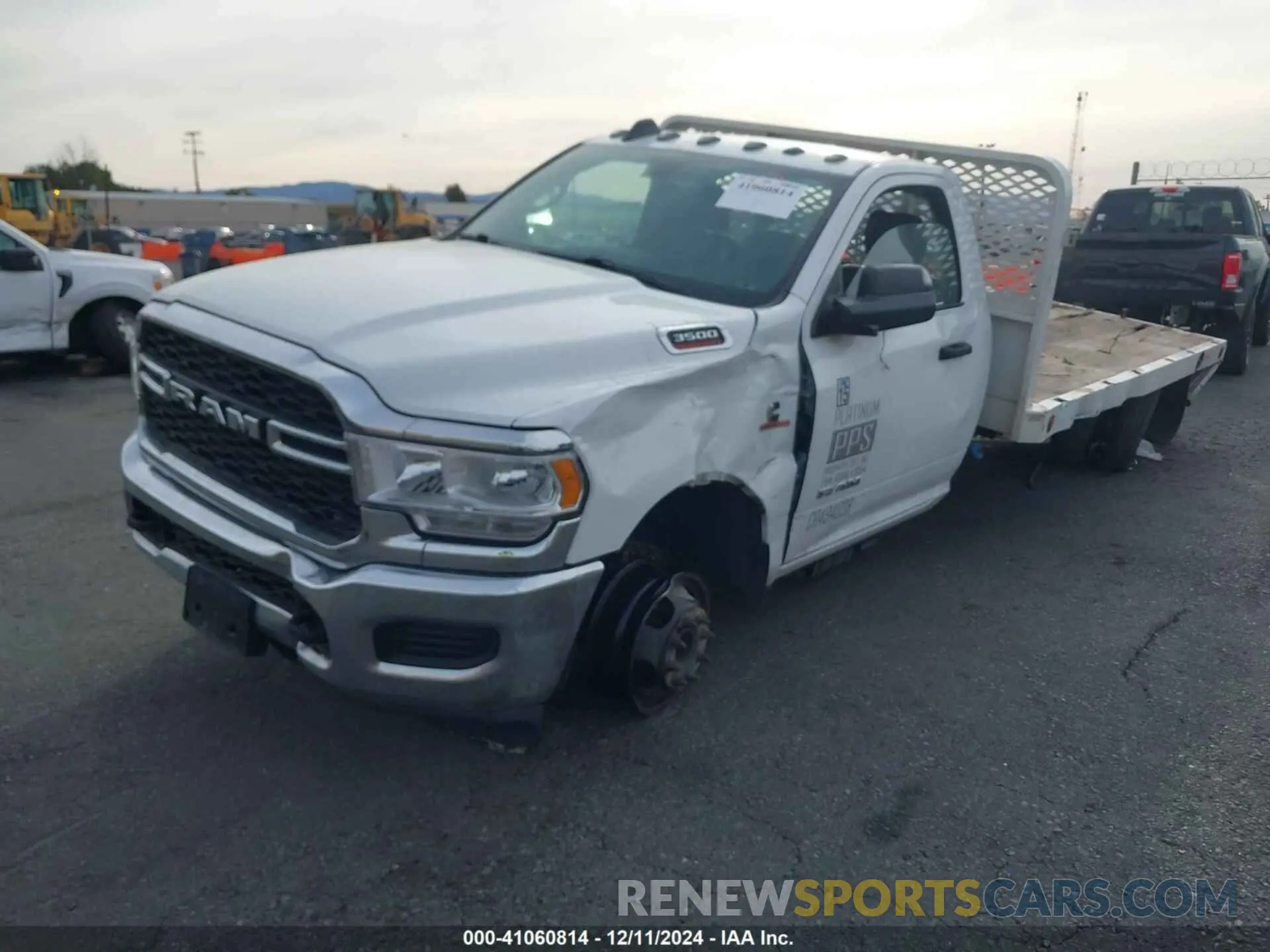 2 fotografías del automóvil dañado 3C7WRSBL7KG663327 RAM 3500 CHASSIS 2019