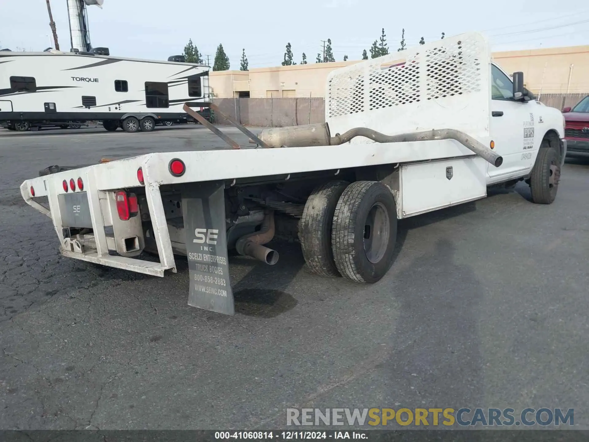 4 fotografías del automóvil dañado 3C7WRSBL7KG663327 RAM 3500 CHASSIS 2019