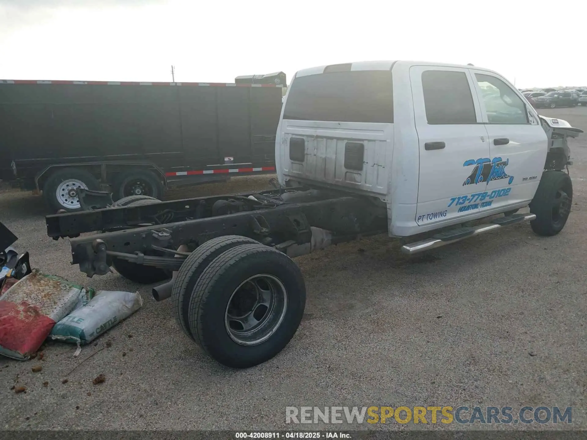 4 fotografías del automóvil dañado 3C7WRSCL0KG665208 RAM 3500 CHASSIS 2019