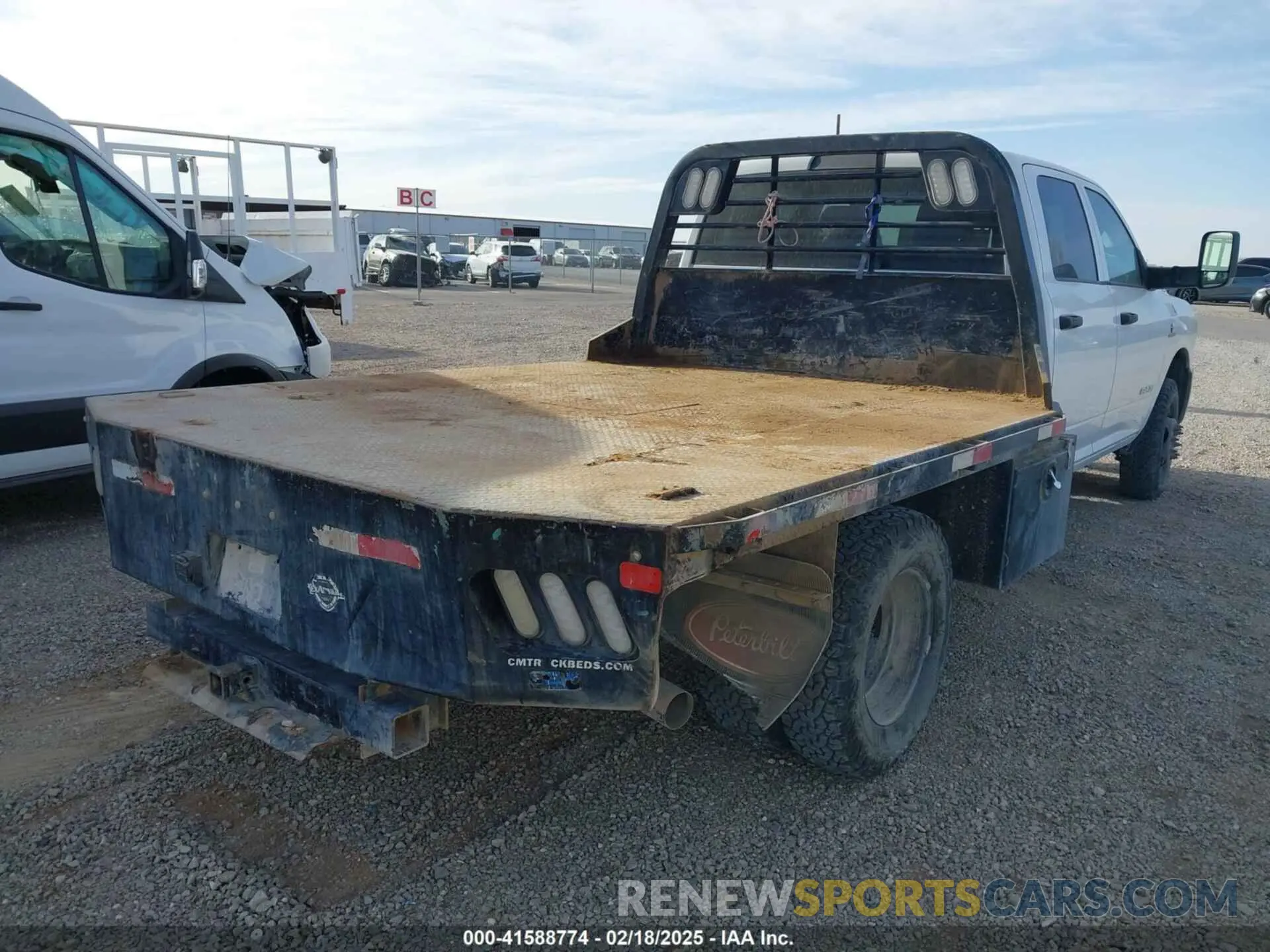 4 fotografías del automóvil dañado 3C7WRTCL3KG543481 RAM 3500 CHASSIS 2019